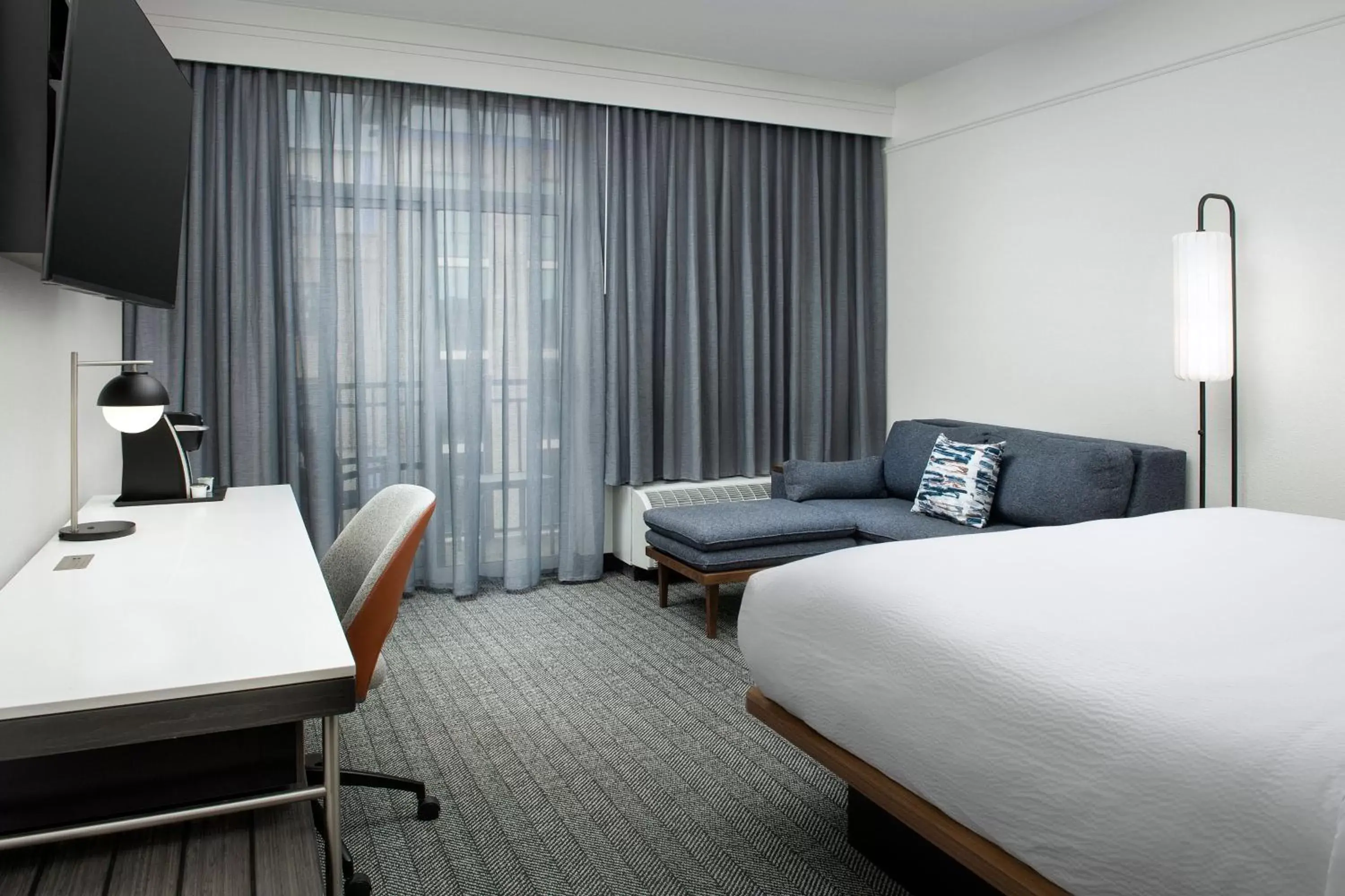 Photo of the whole room, Bed in Courtyard by Marriott Savannah Downtown - Historic District