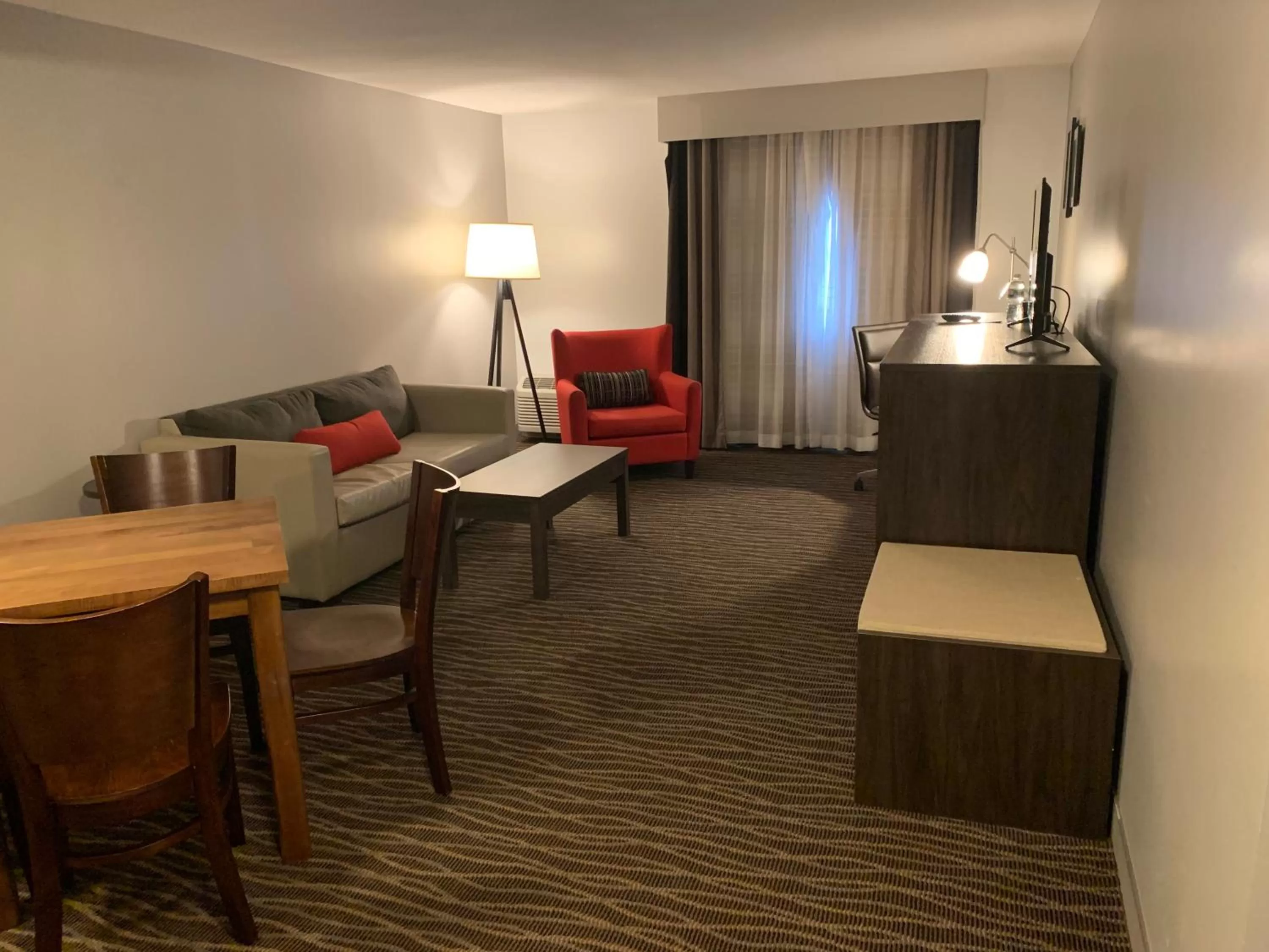 Living room in Country Inn & Suites by Radisson, Rochester-Pittsford-Brighton, NY