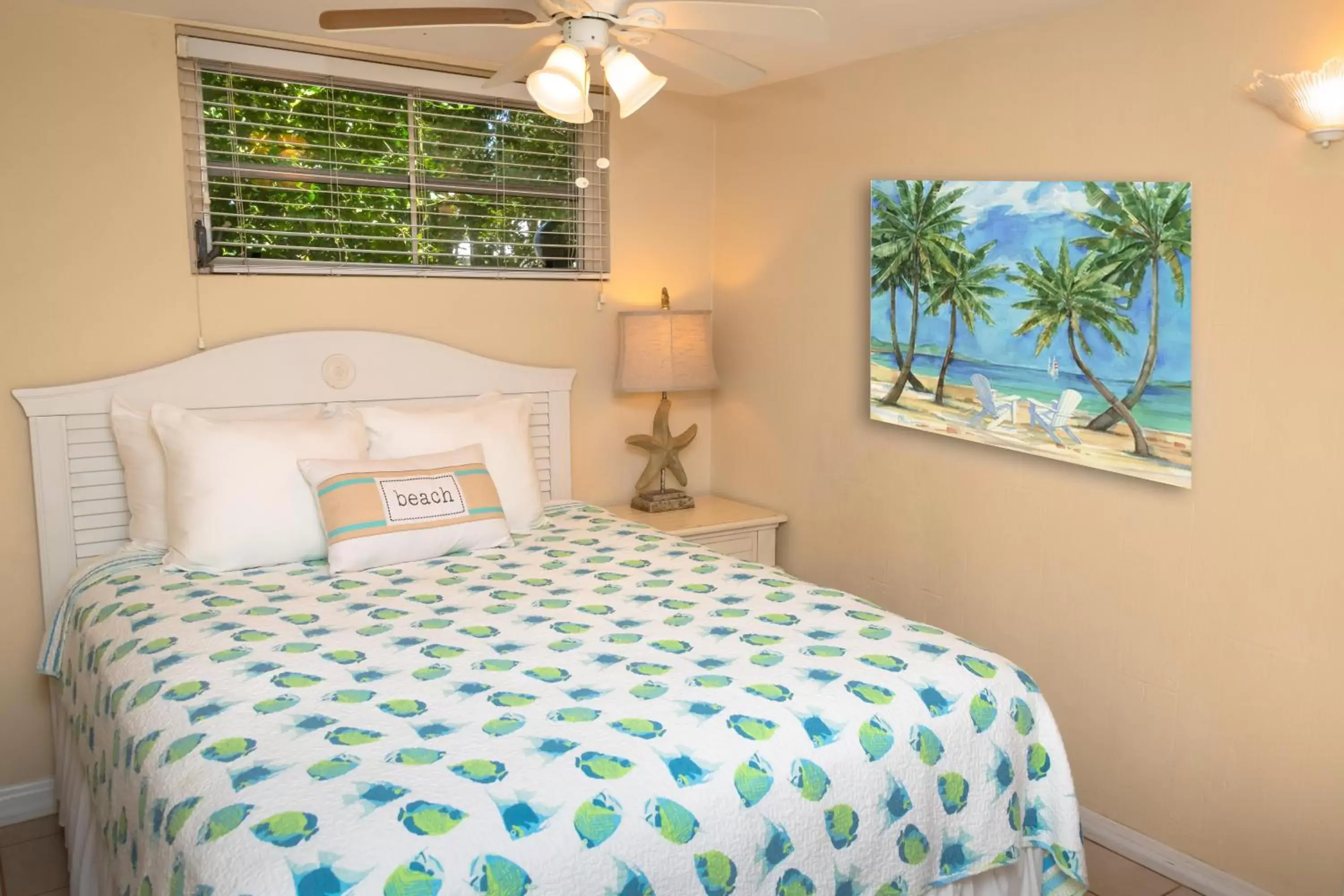 Bed in Cedar Cove Resort & Cottages