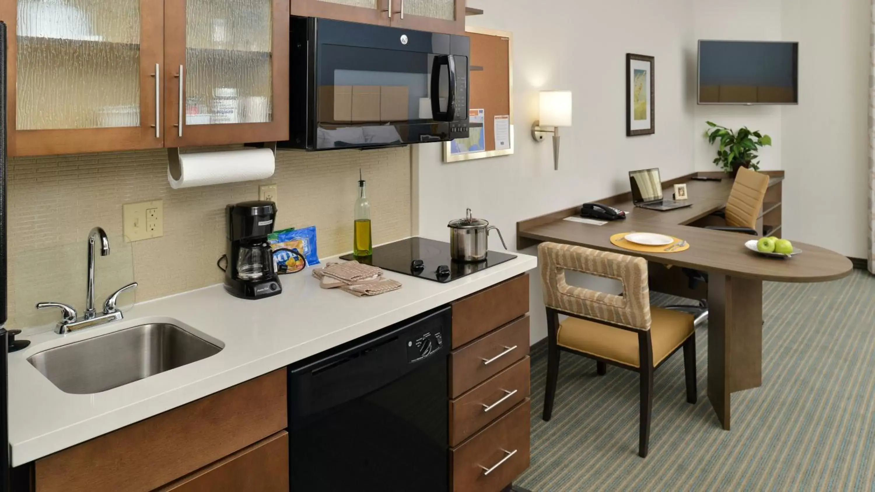 Photo of the whole room, Kitchen/Kitchenette in Candlewood Suites Houma, an IHG Hotel