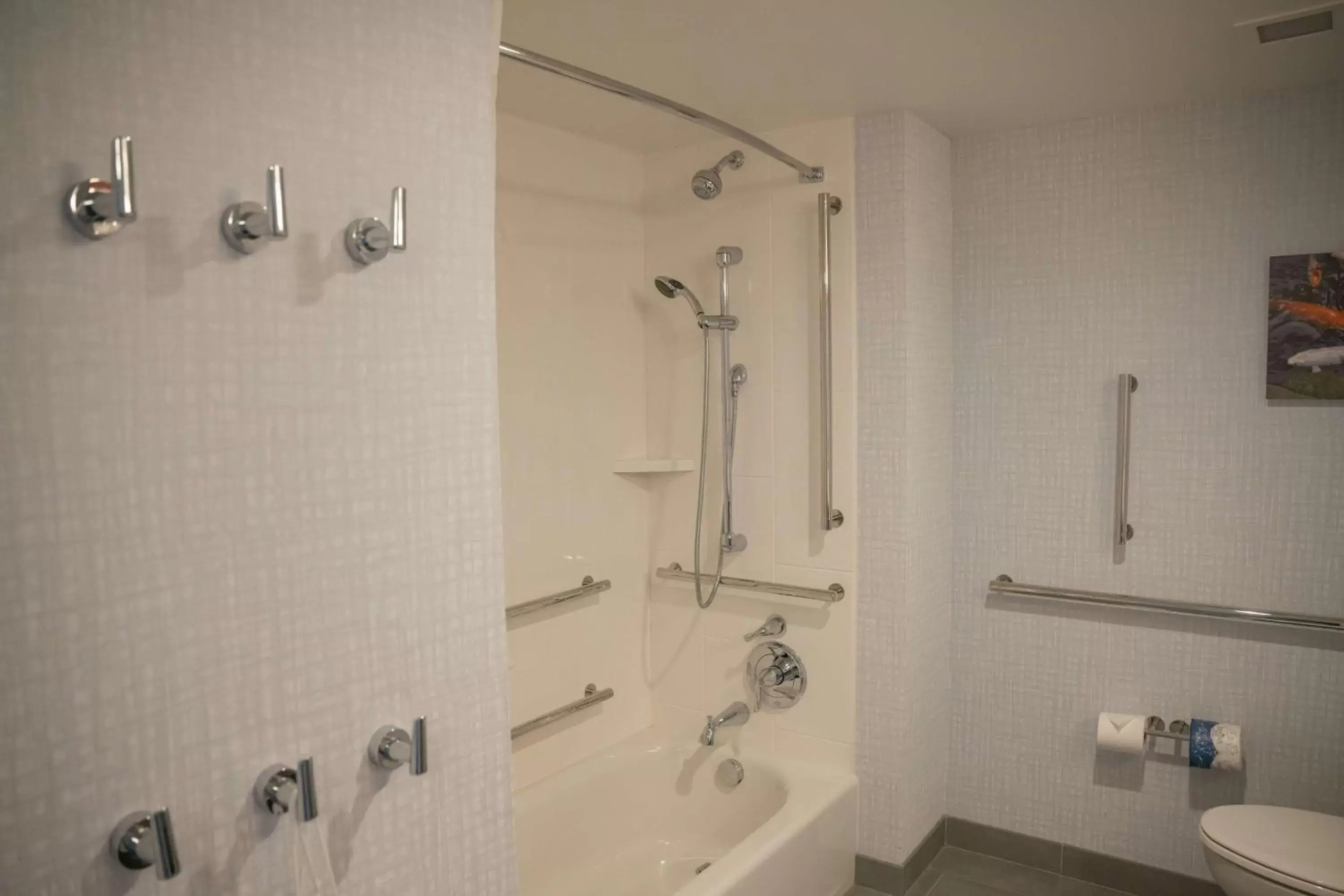 Bathroom in Hampton Inn & Suites Erie Bayfront