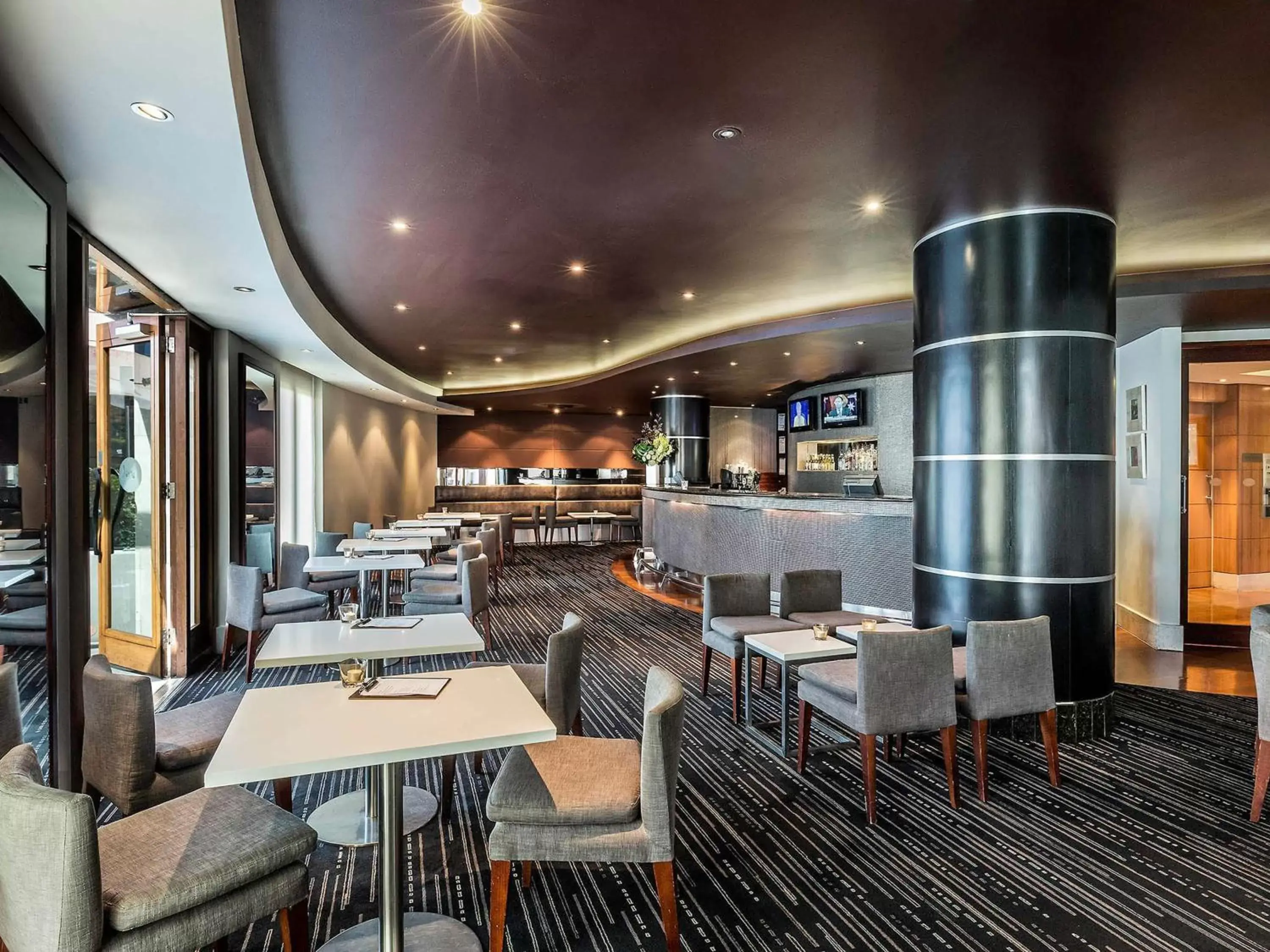Lounge or bar, Restaurant/Places to Eat in Quay West Suites Melbourne