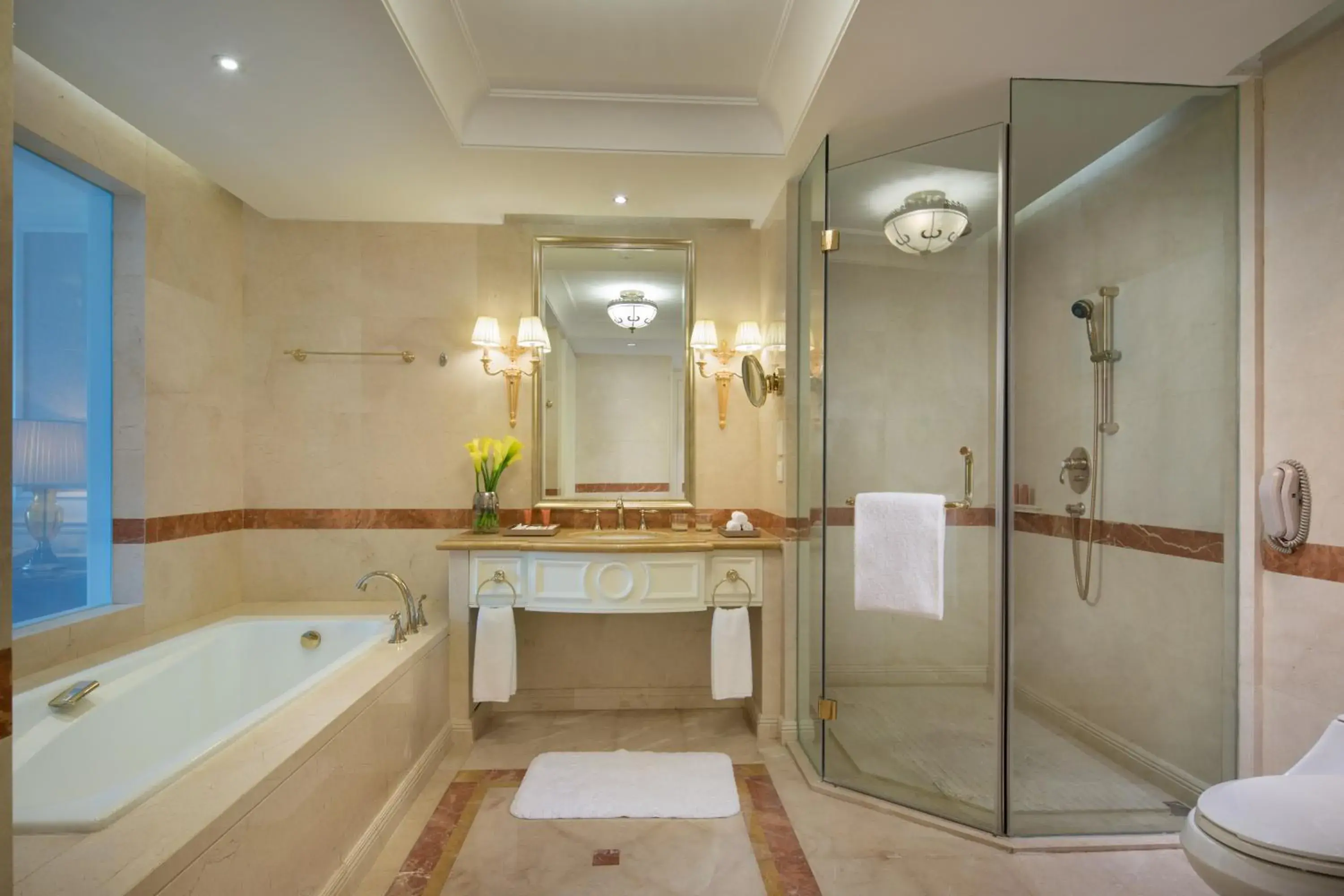 Shower, Bathroom in Crowne Plaza Ocean Spring Resort, an IHG Hotel