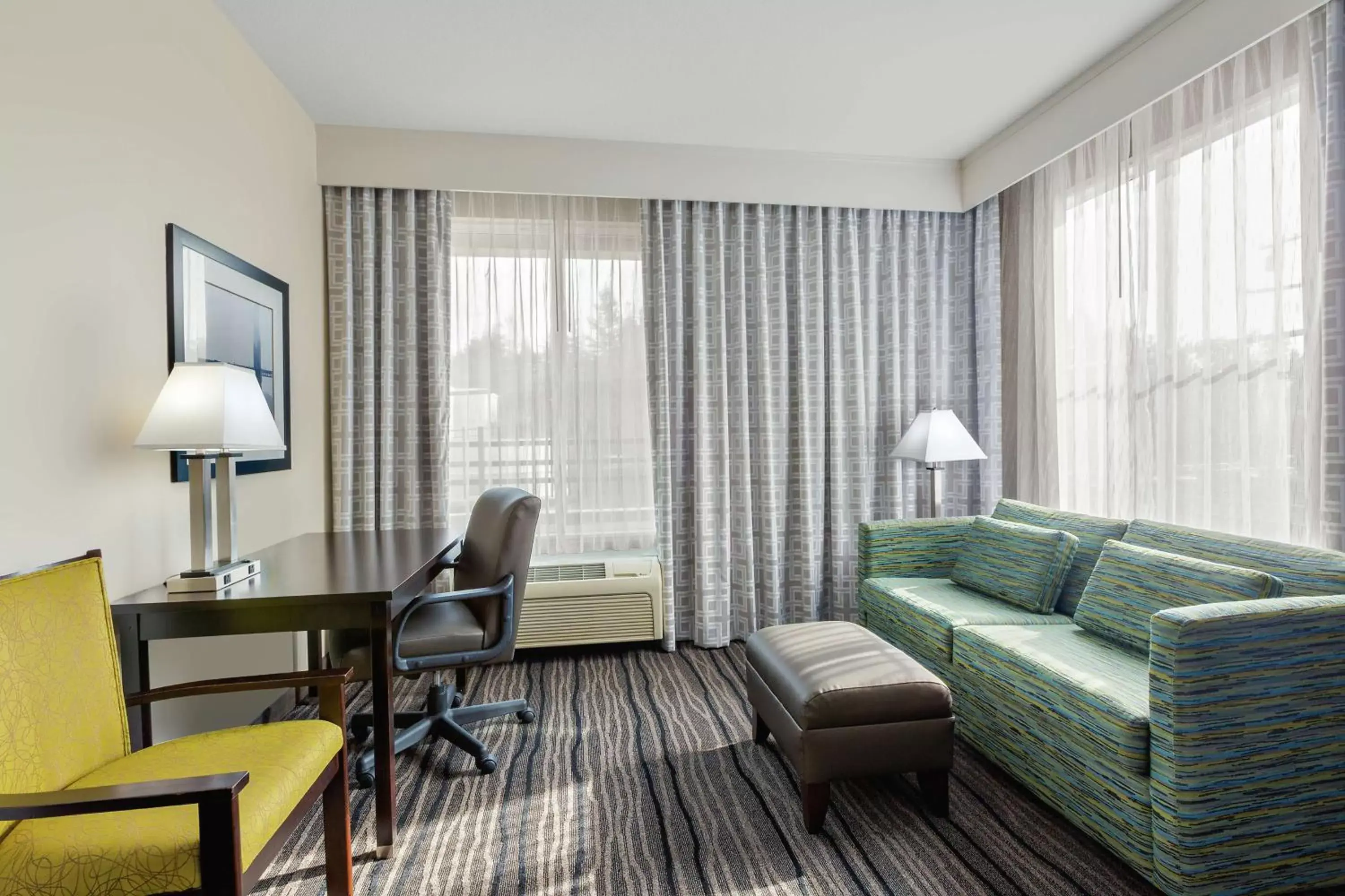 Bedroom, Seating Area in Hampton Inn & Suites Mountain View