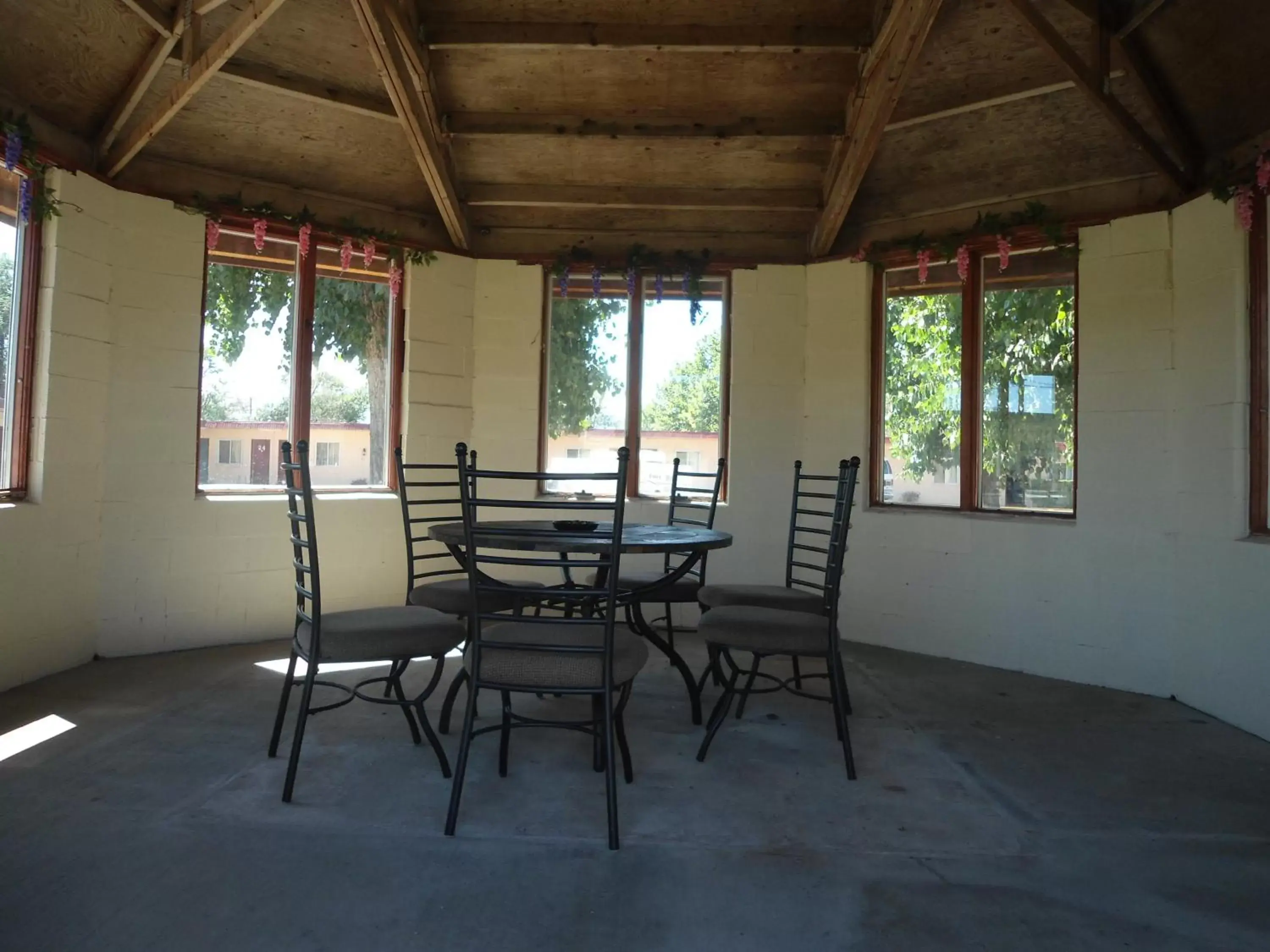 Dining Area in Travel Inn Motel