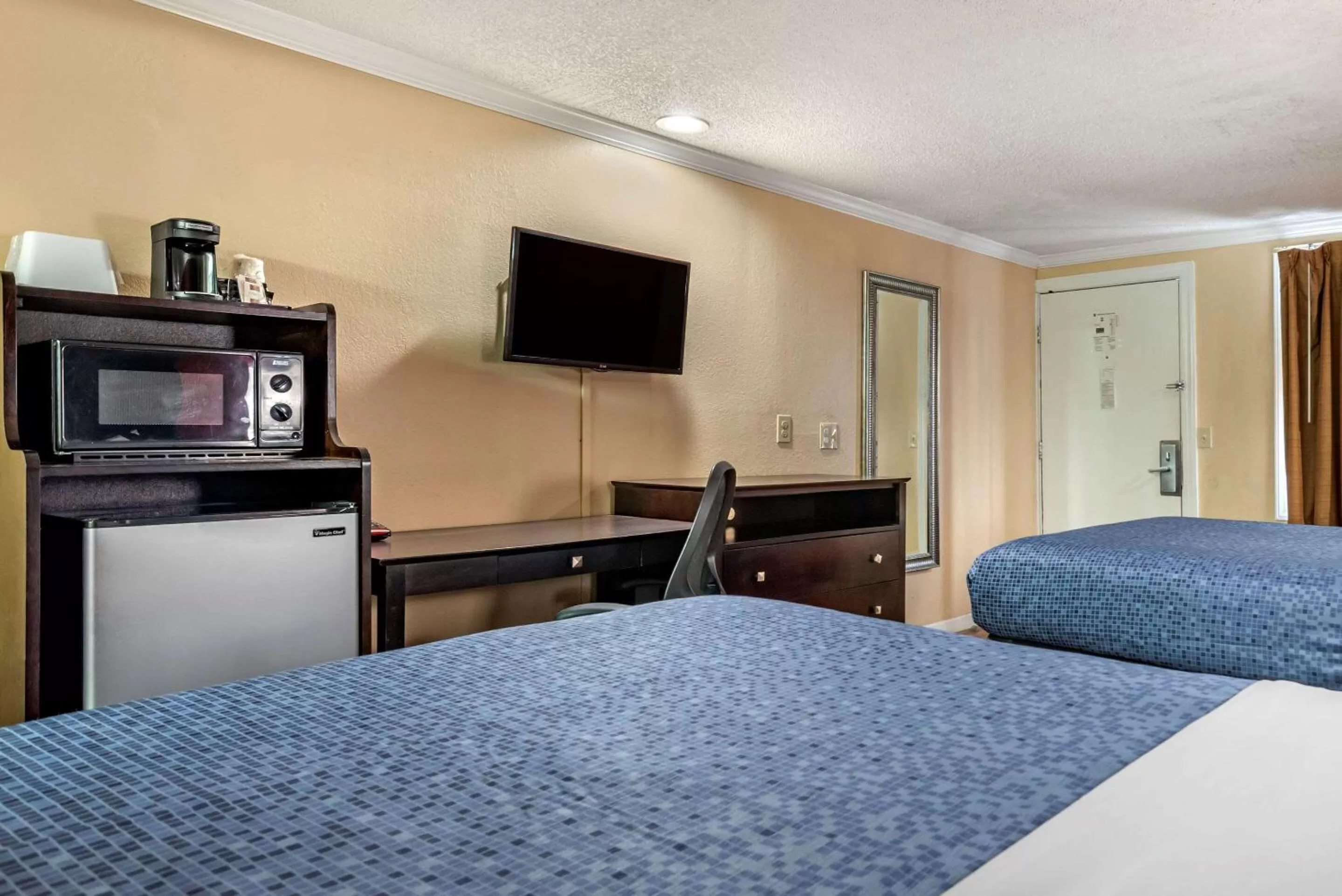 Photo of the whole room, Bed in Econo Lodge Oxford near Choccolocco Park