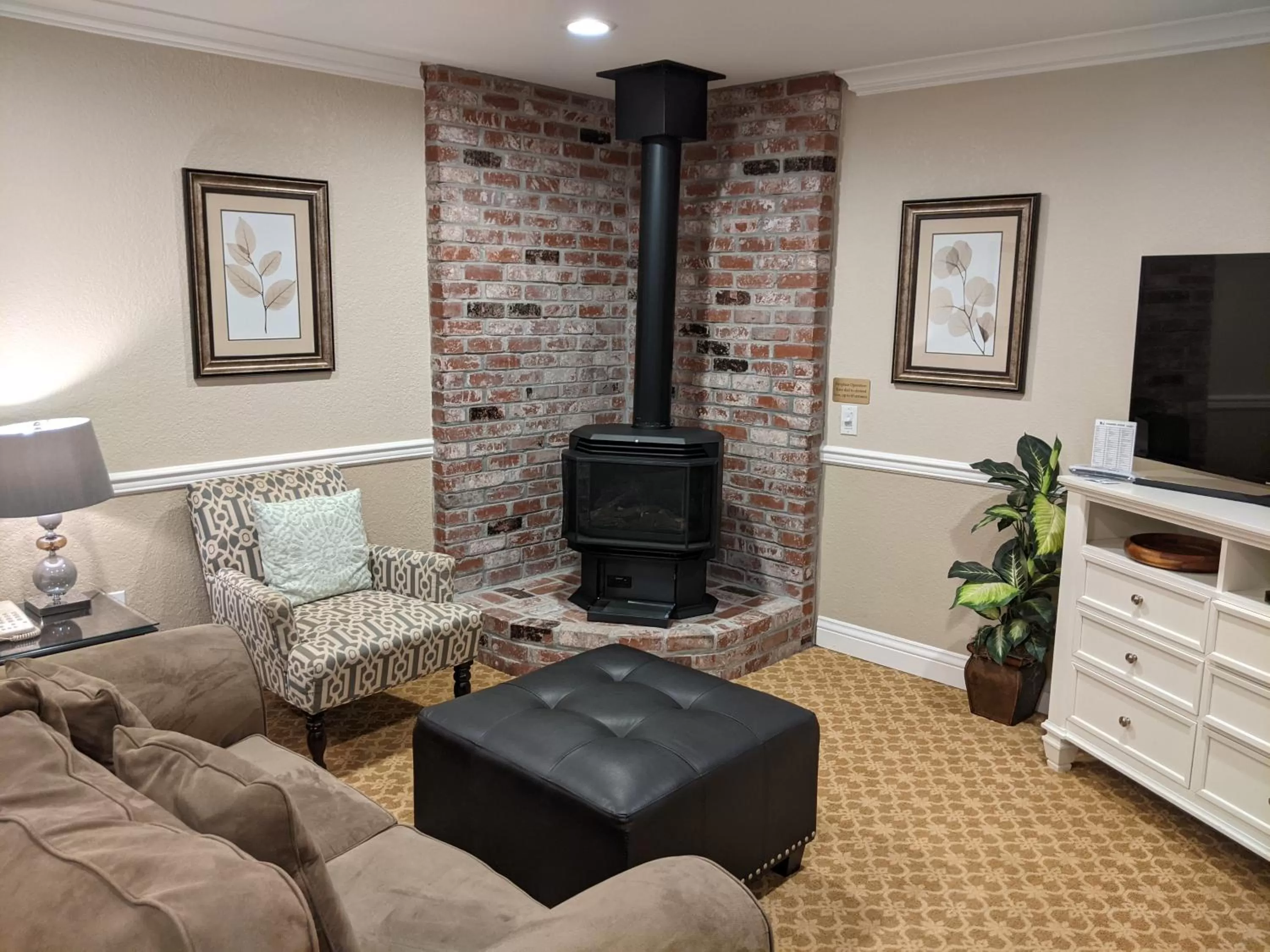 Communal lounge/ TV room in Svendsgaard's Inn