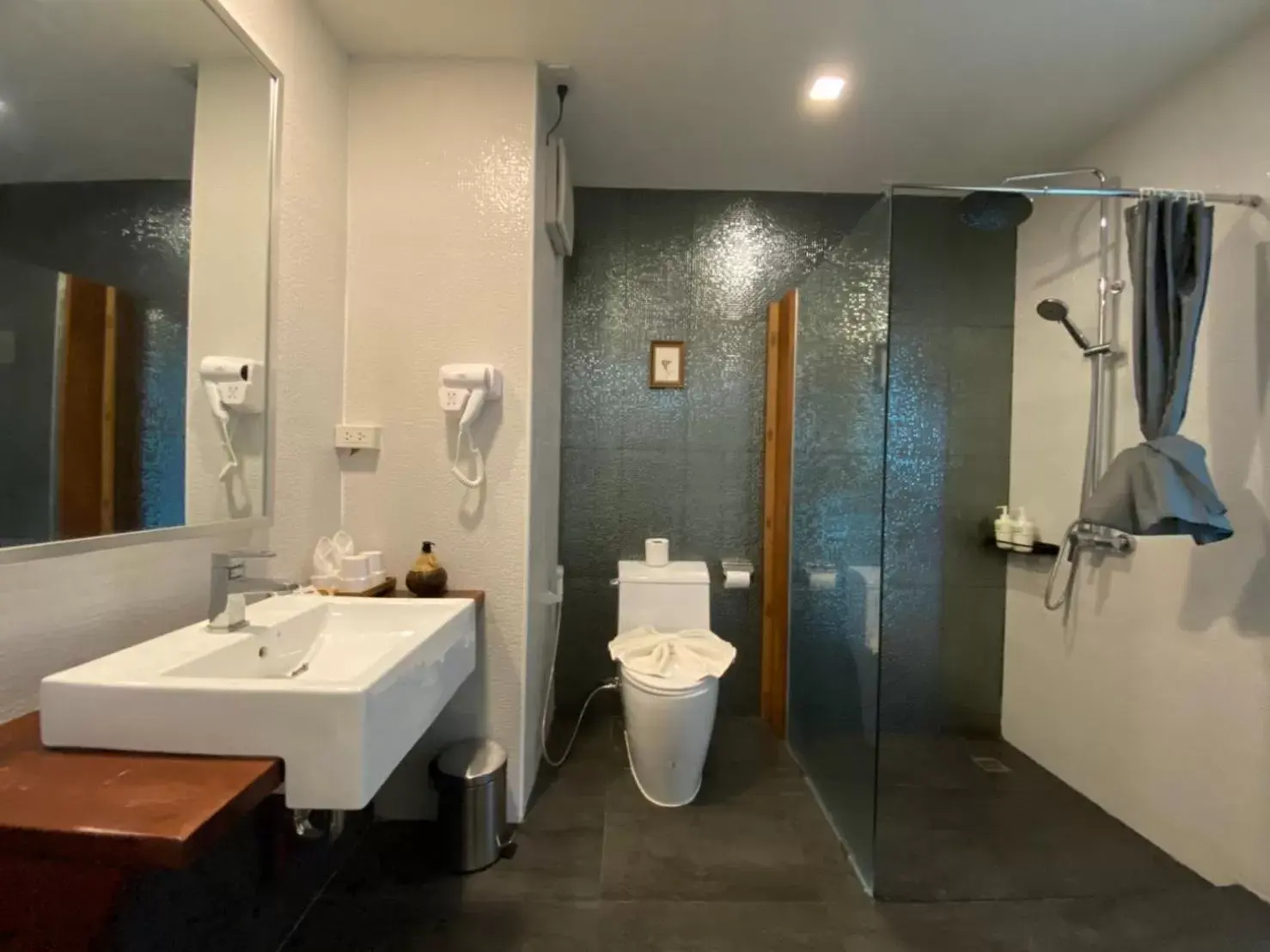 Property building, Bathroom in Maikaew Damnoen Resort