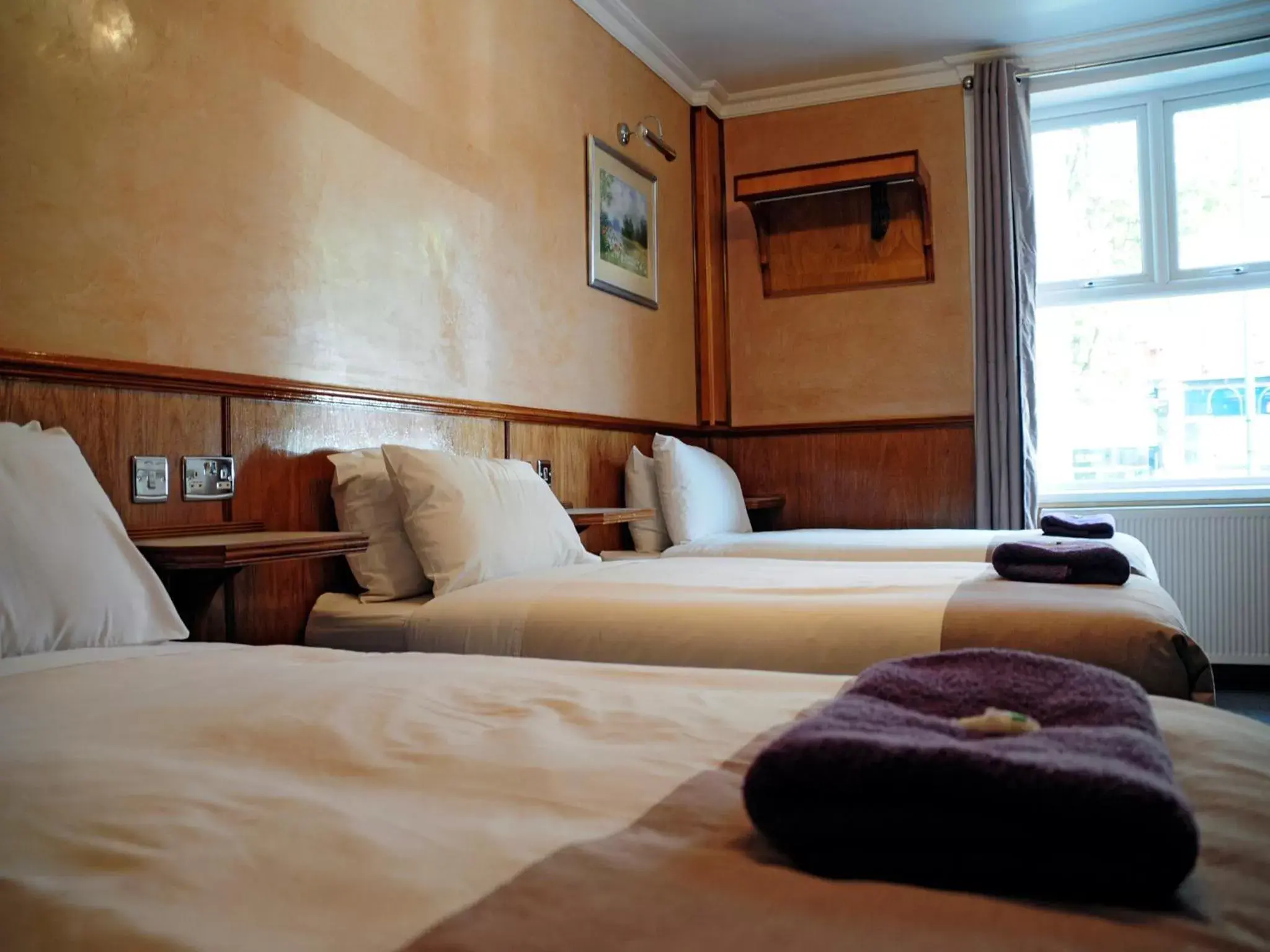 Photo of the whole room, Bed in Cricklewood Lodge Hotel