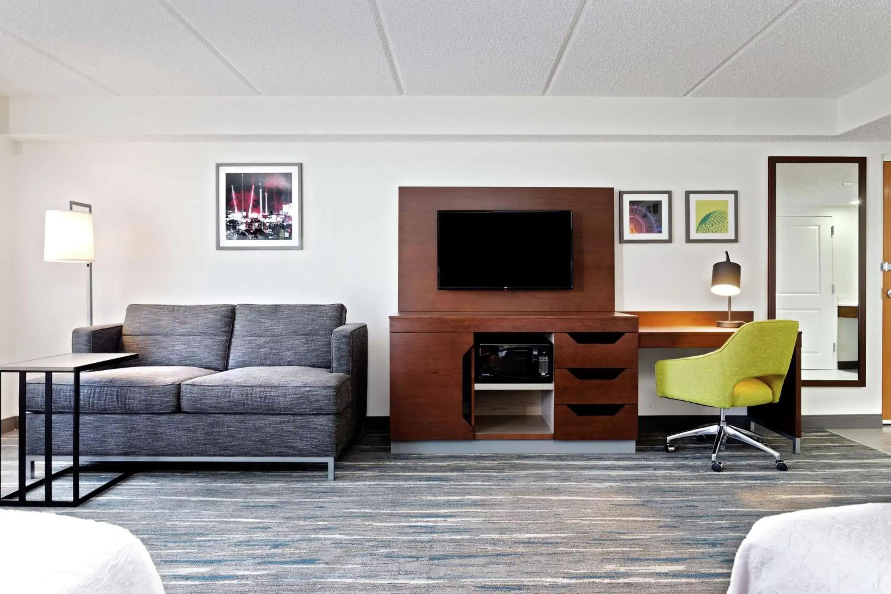 Bedroom, Seating Area in Hampton Inn & Suites Orlando International Drive North