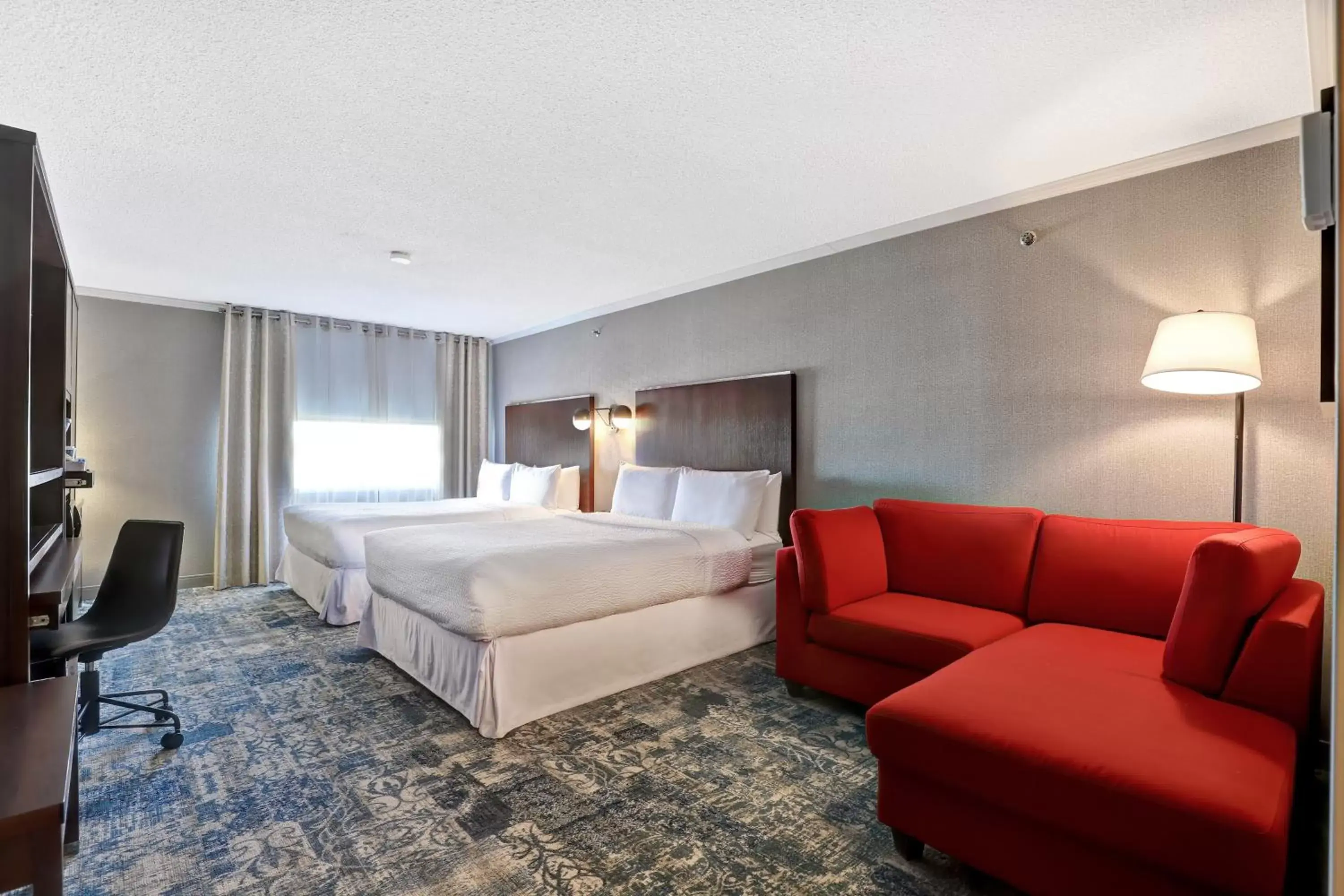 Photo of the whole room, Seating Area in Four Points by Sheraton Toronto Mississauga