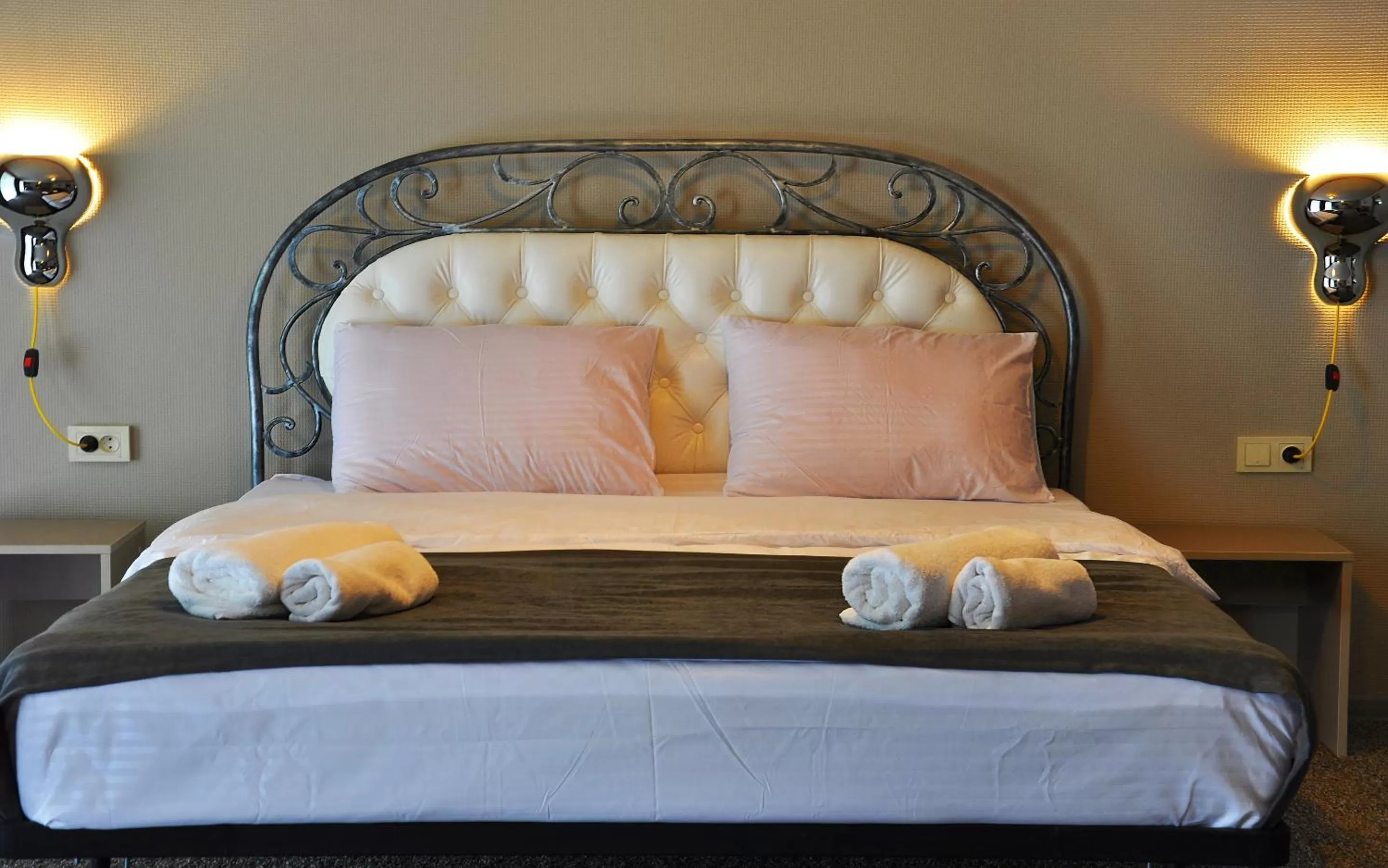 Bed in Art Hotel Claude Monet