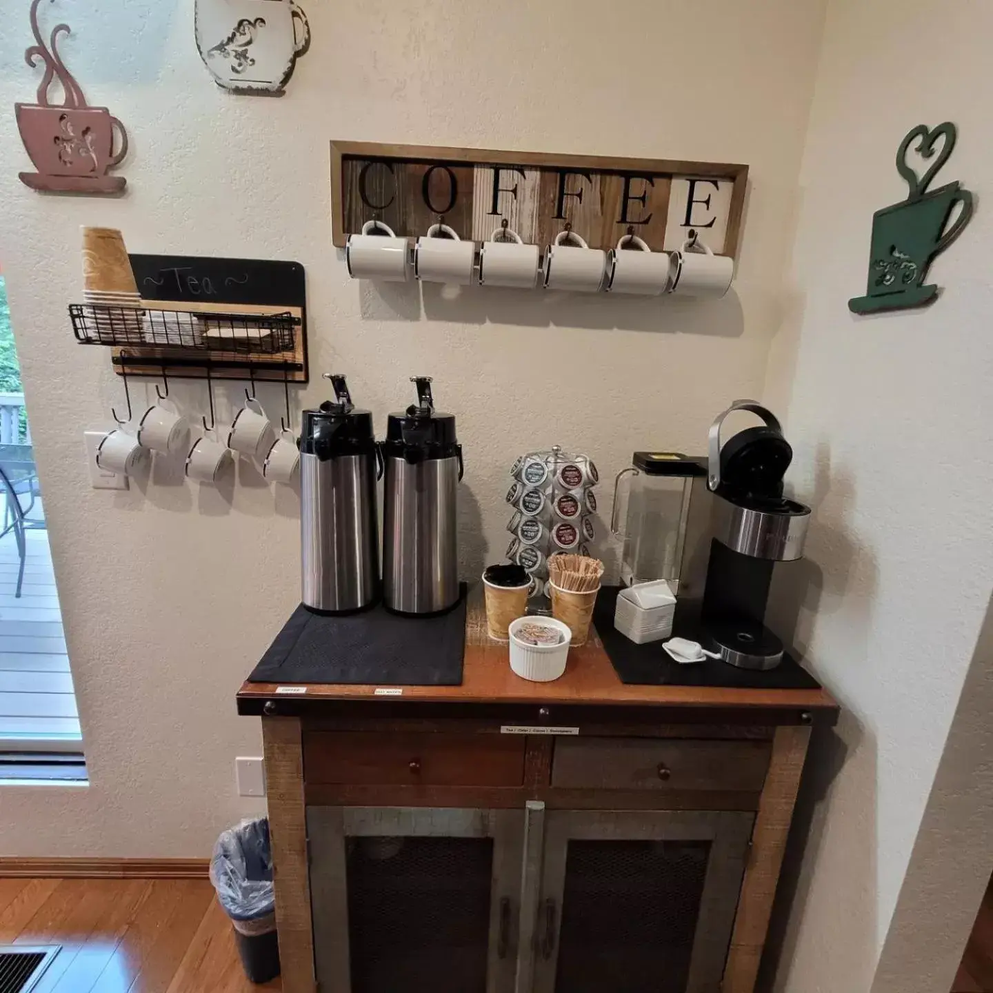 Coffee/tea facilities in Misty Valley Inn