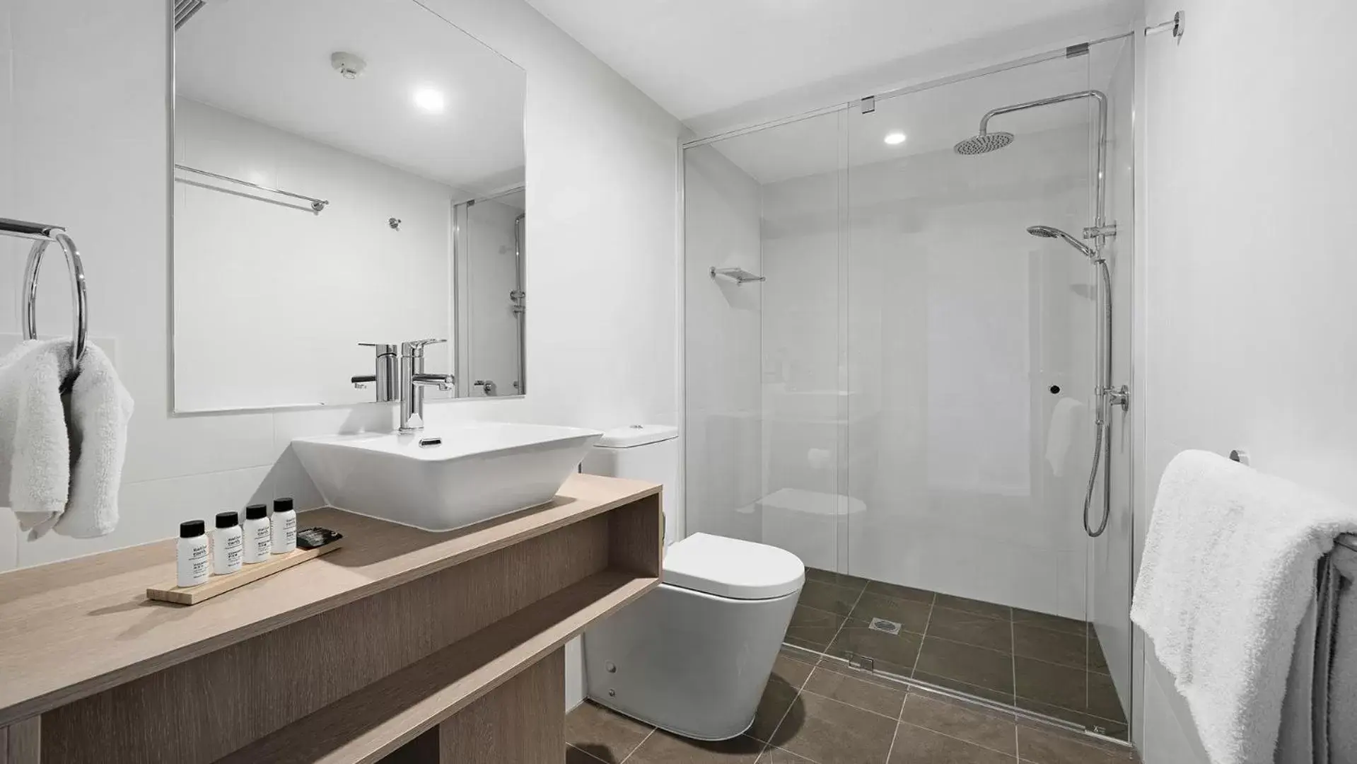 Shower, Bathroom in Oaks Toowoomba Hotel