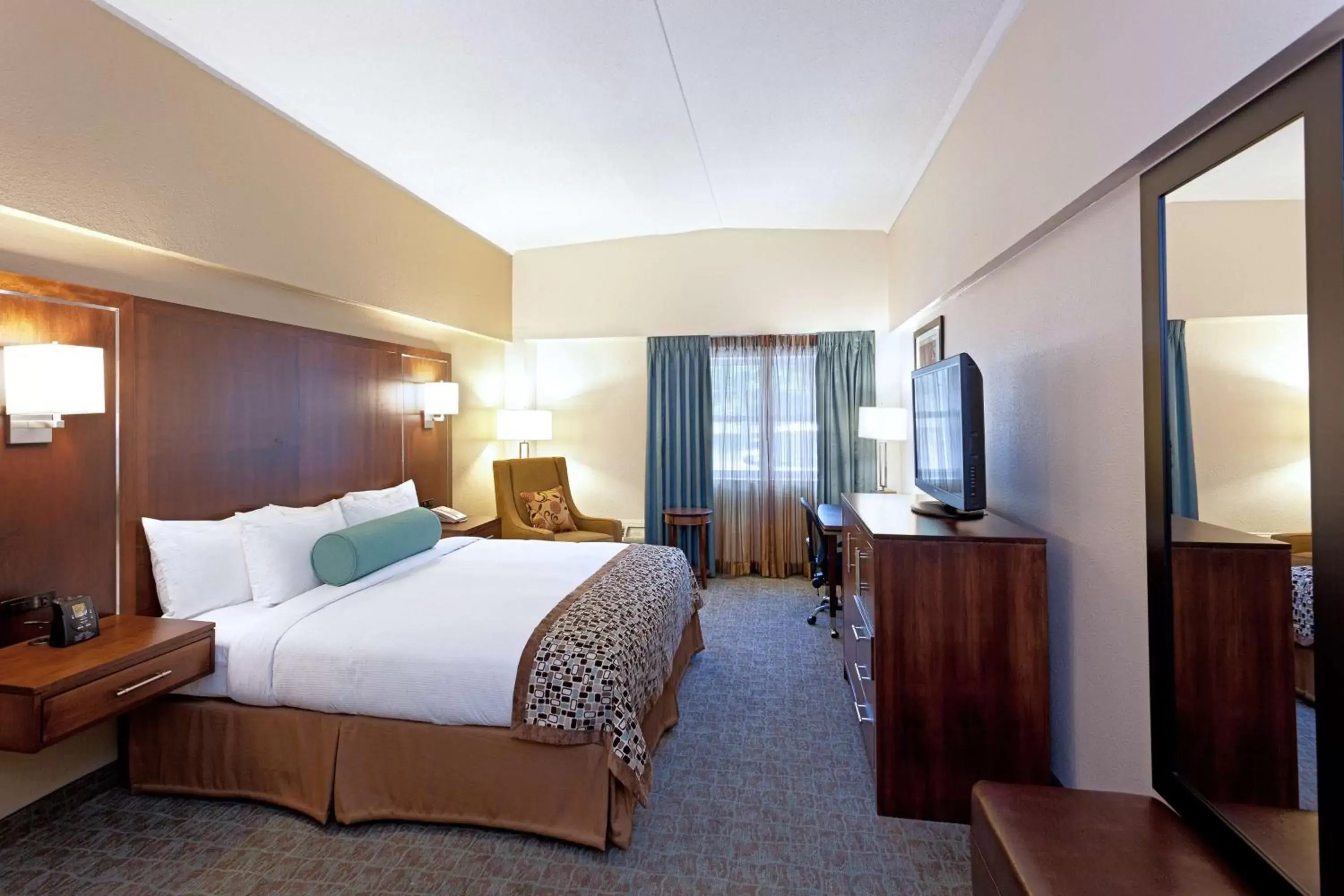 Bed in DoubleTree by Hilton Cape Cod - Hyannis
