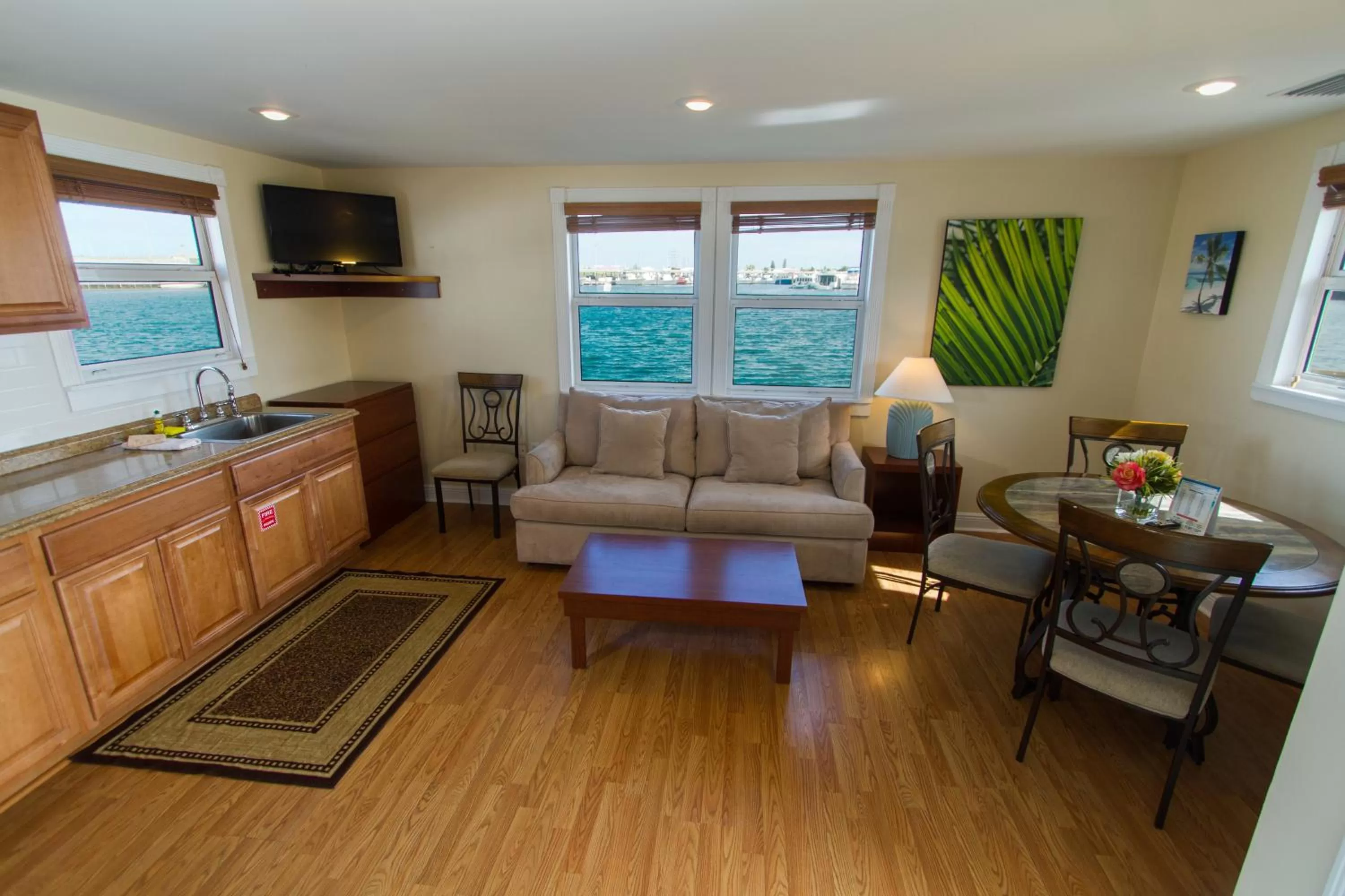 Living room in Harborside Motel & Marina