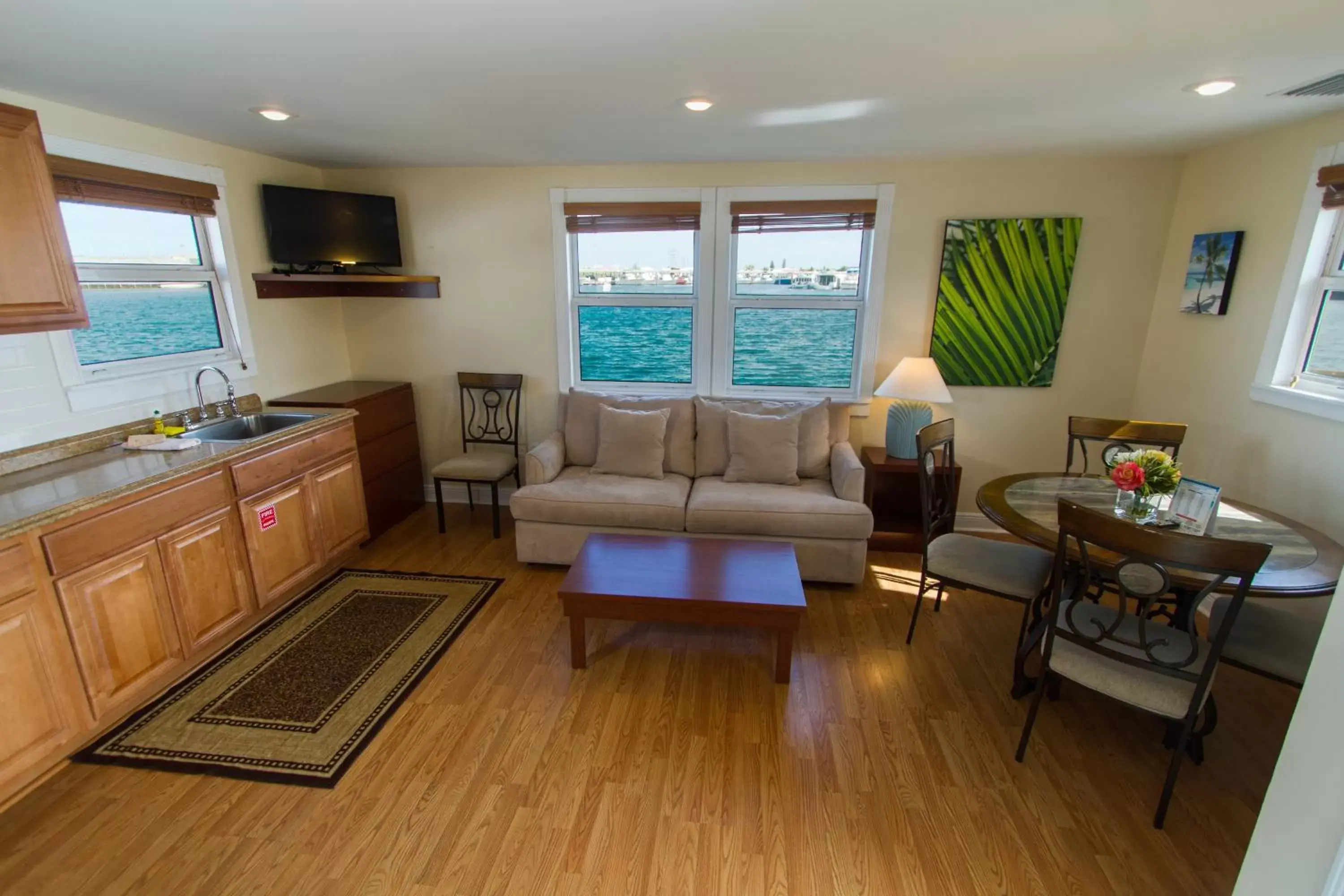 Living room, Seating Area in Harborside Motel & Marina