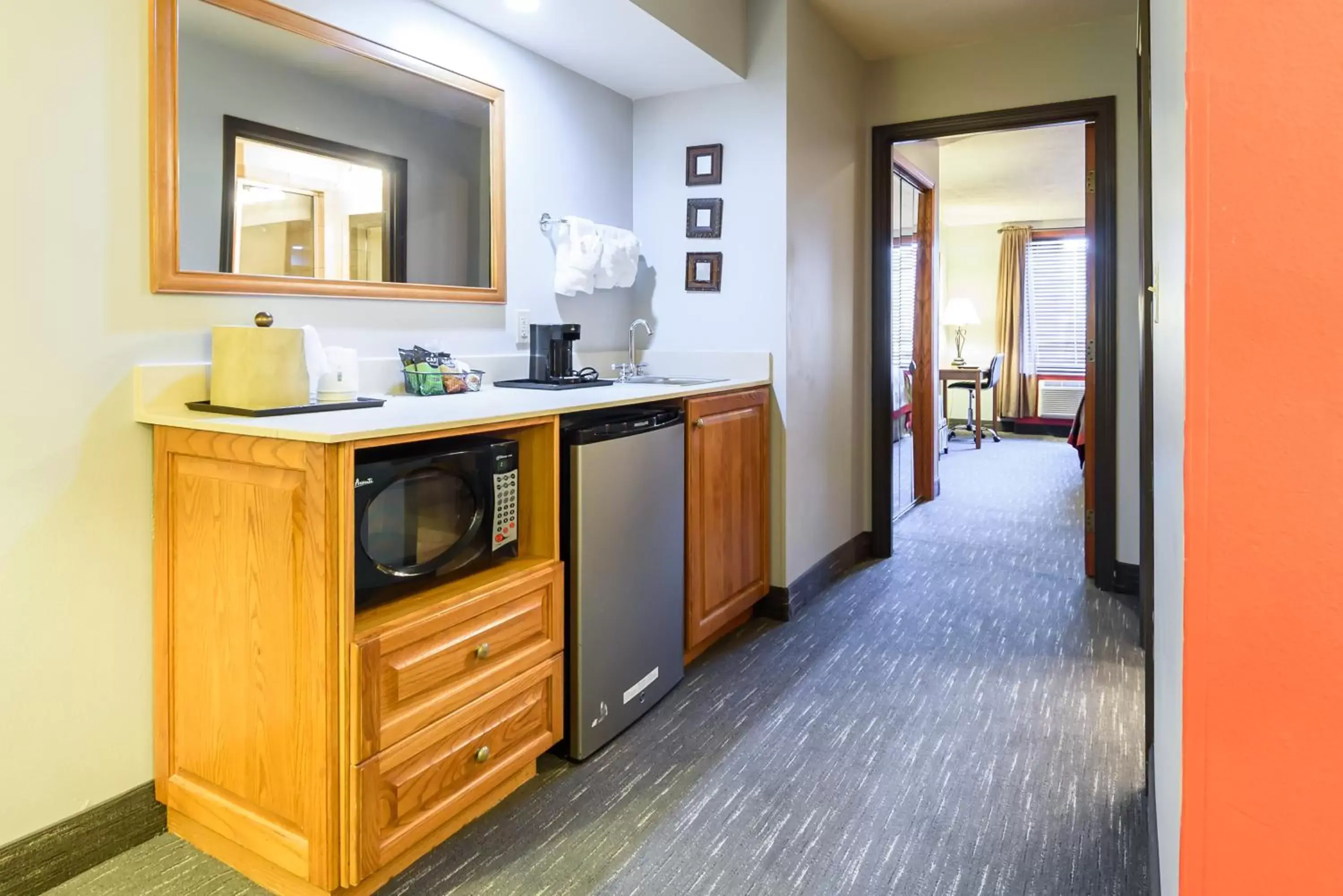 Kitchen or kitchenette, Kitchen/Kitchenette in Ramada by Wyndham Sioux Falls Airport - Waterpark Resort & Event Center