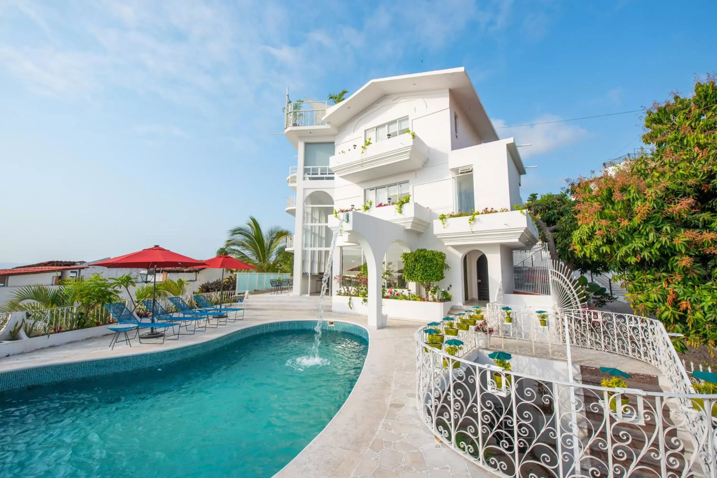 Swimming pool, Property Building in La Casa Blanca