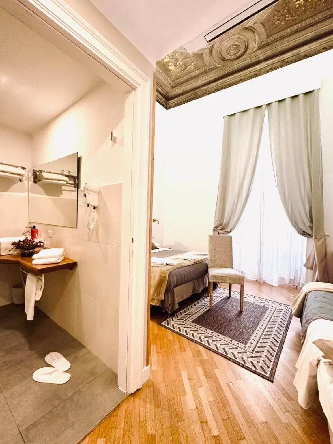 Photo of the whole room, Bathroom in Spagna Ave