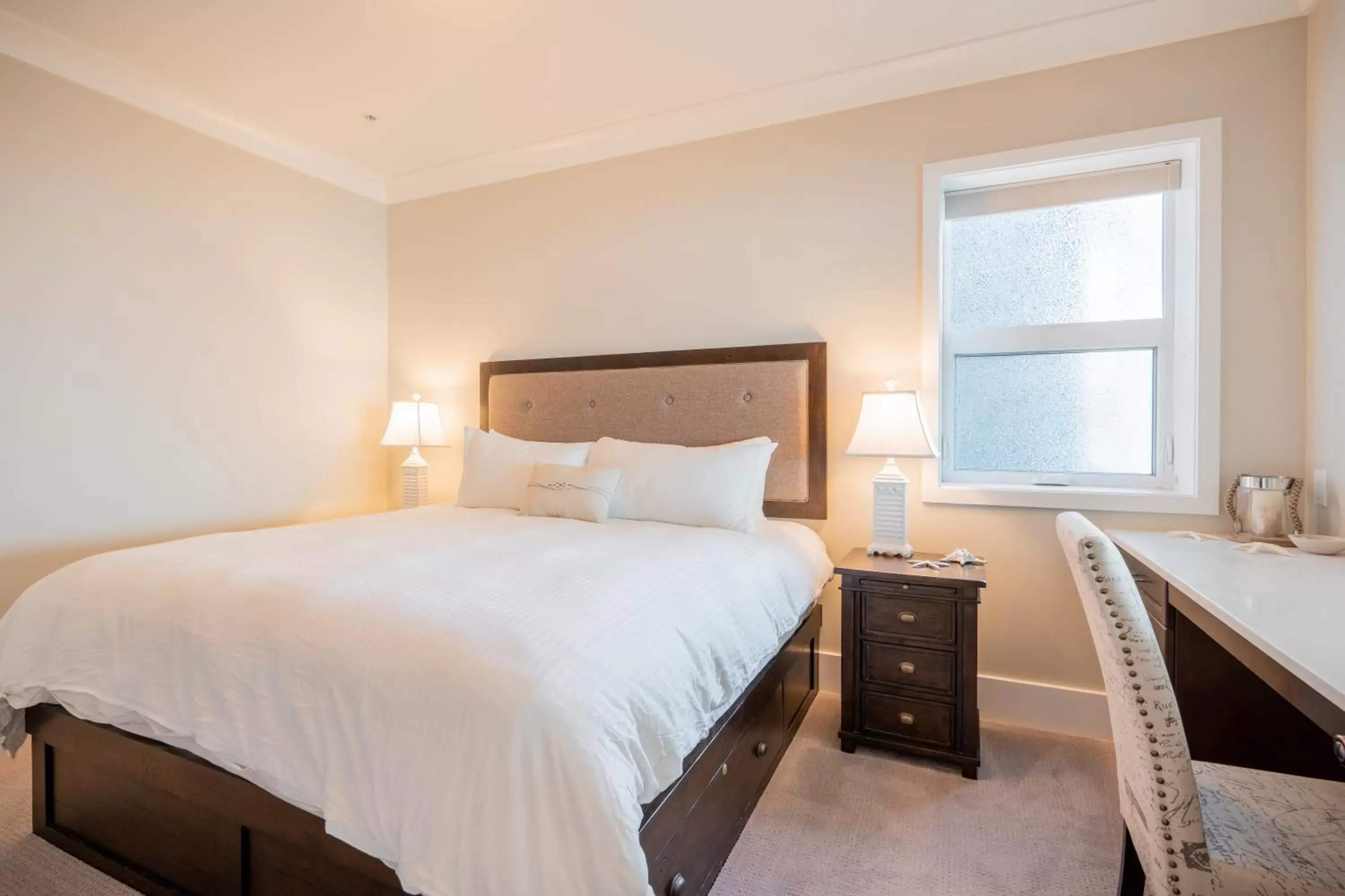 Bedroom, Bed in SookePoint Ocean Cottage Resort