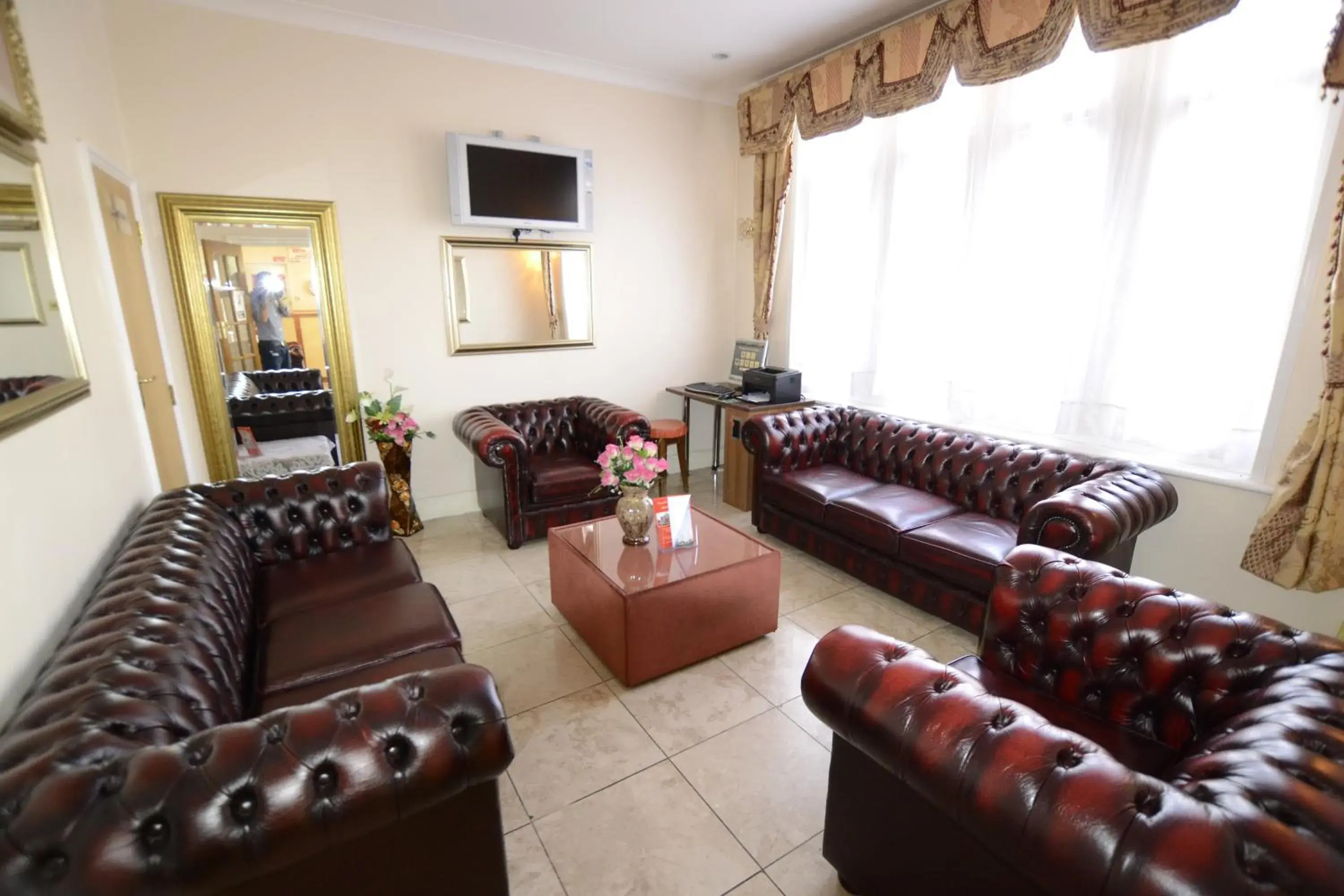Communal lounge/ TV room, Seating Area in Cranbrook Hotel