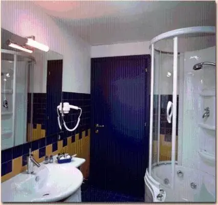Bathroom in Hotel & Loisir Le Ruote