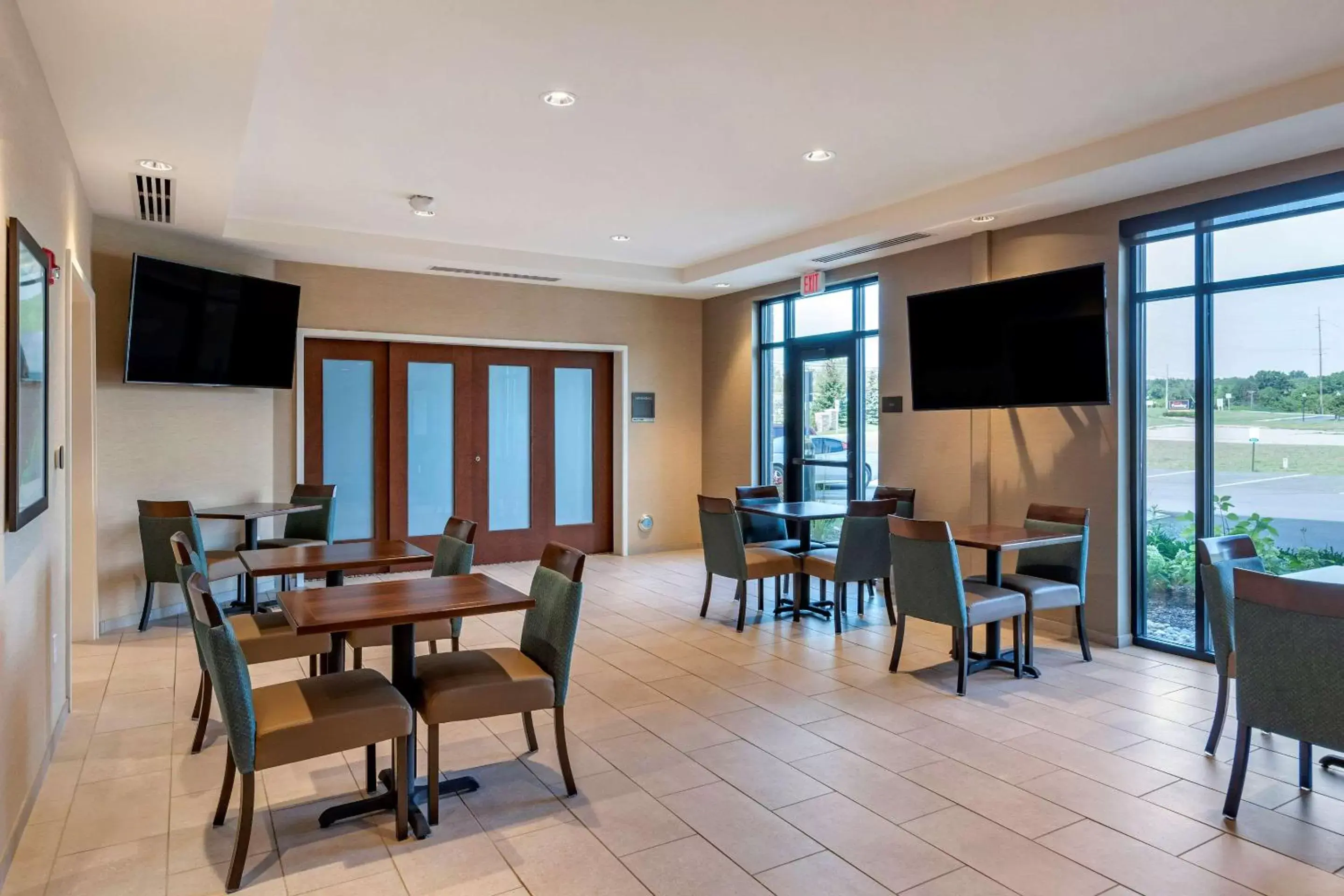 Restaurant/places to eat, Dining Area in Comfort Inn & Suites