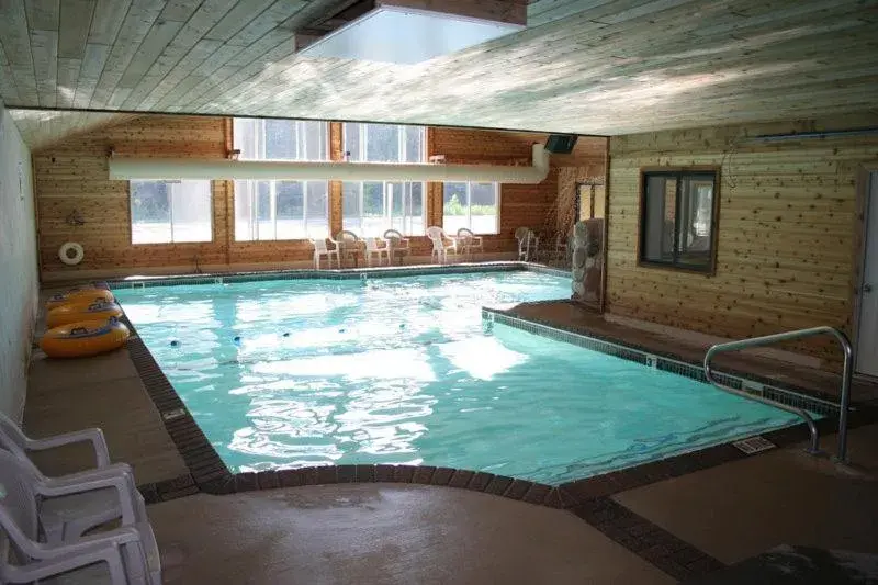 Swimming Pool in Mackinaw Beach And Bay All Suites Resort