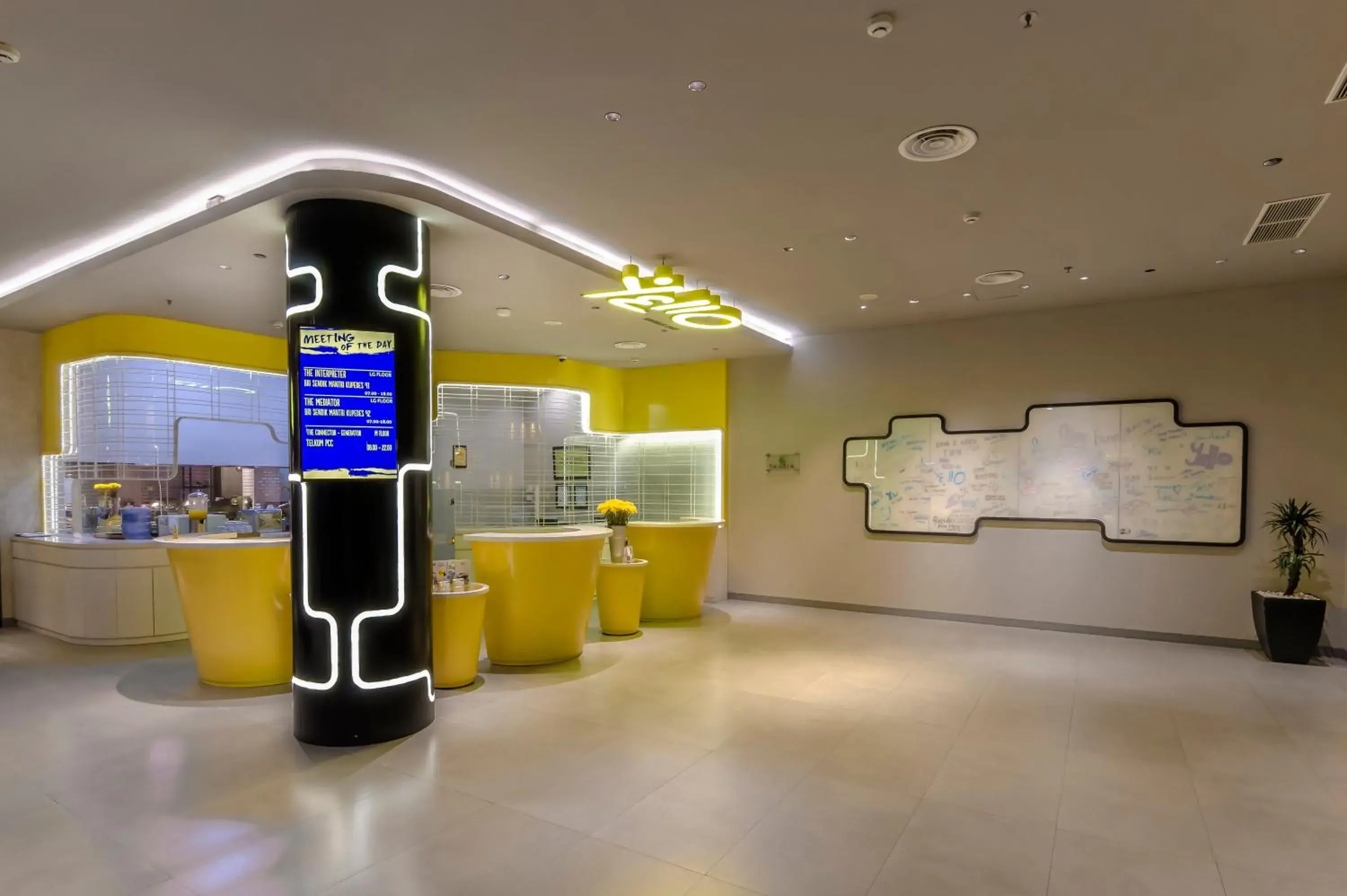 Lobby or reception in Yello Hotel Jemursari Lobby or reception in Yello Hotel Jemursari