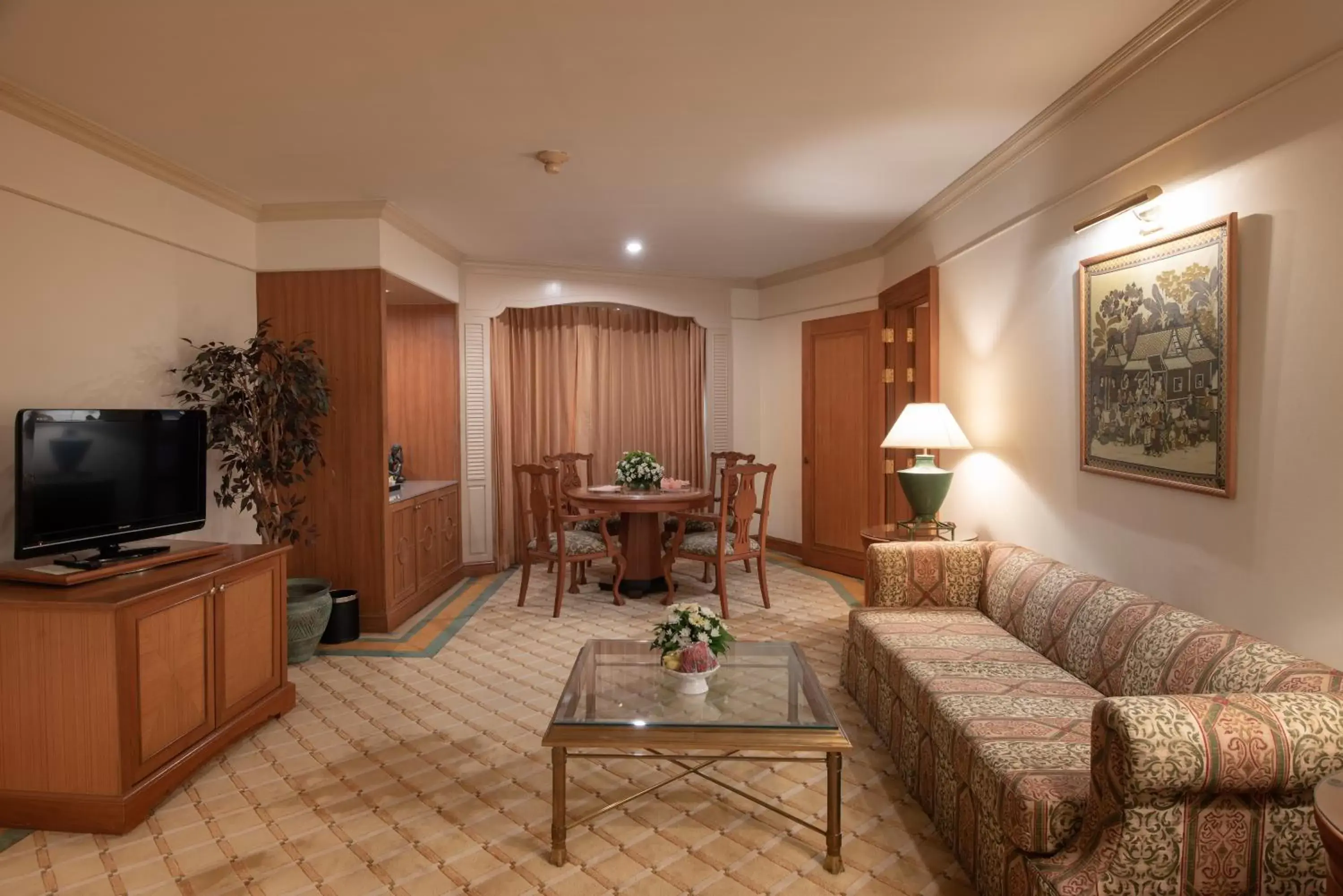 Living room, Seating Area in Montien Riverside Hotel Bangkok