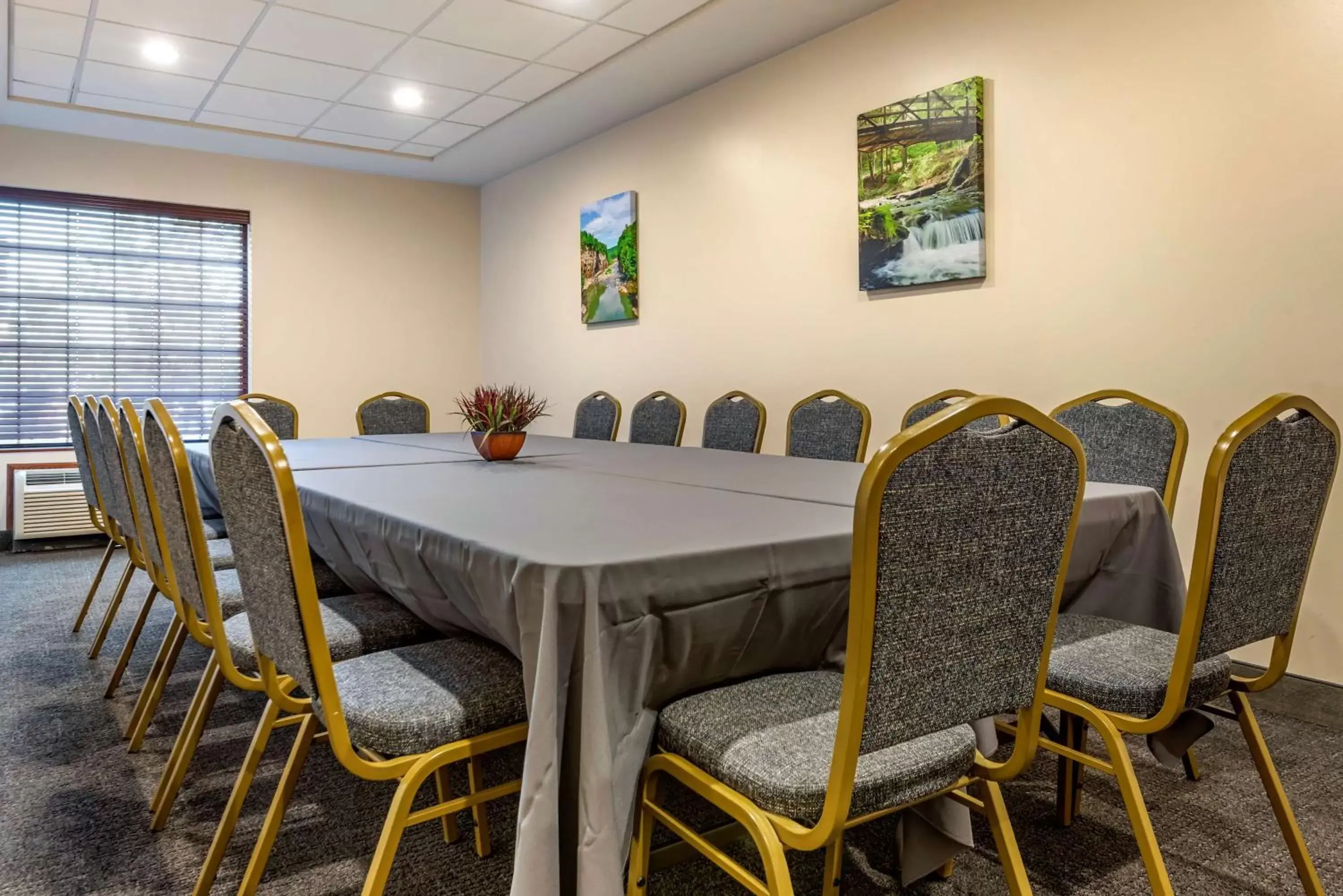 Meeting/conference room in Best Western PLUS Victor Inn & Suites