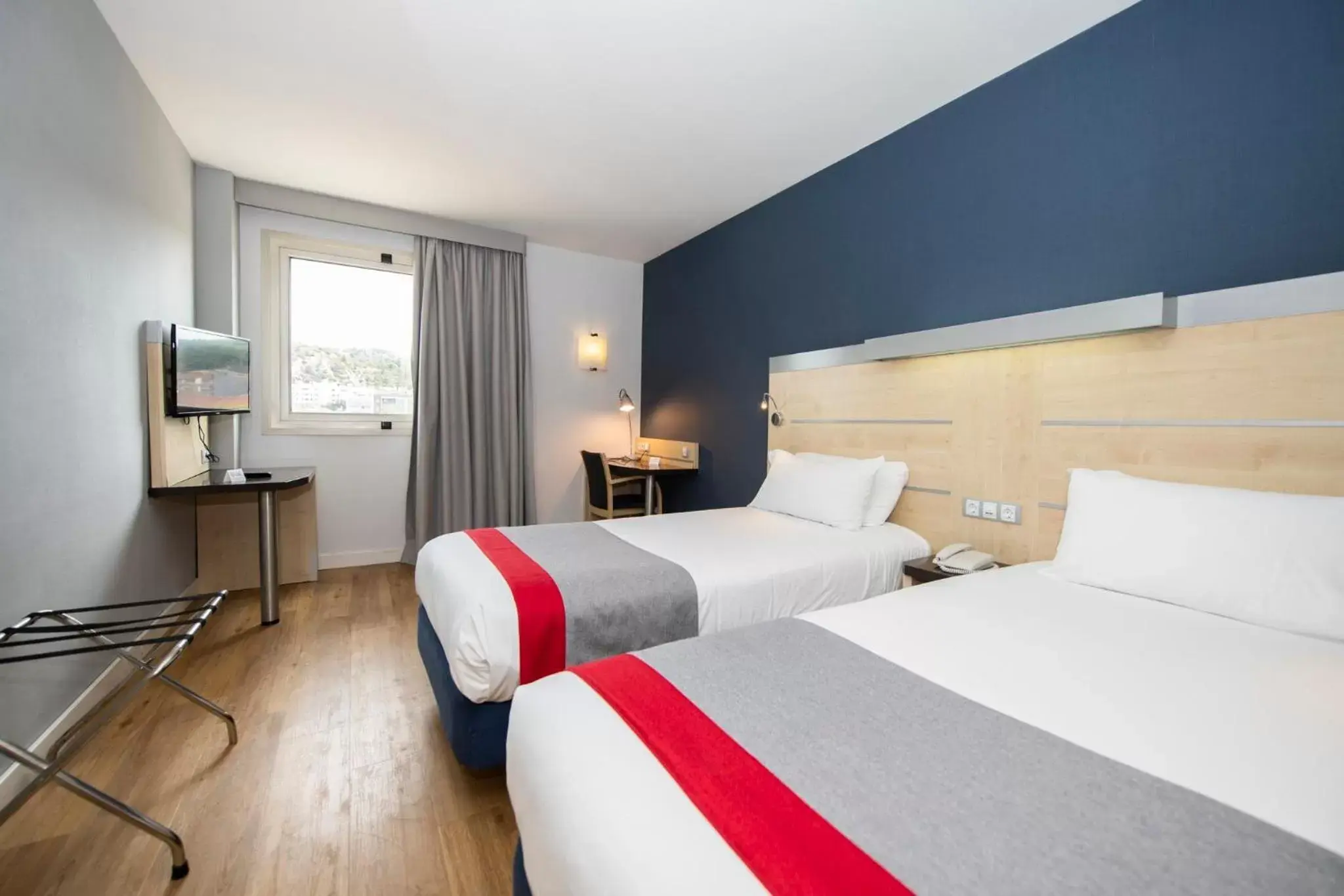 Photo of the whole room, Bed in Holiday Inn Express Molins de Rei