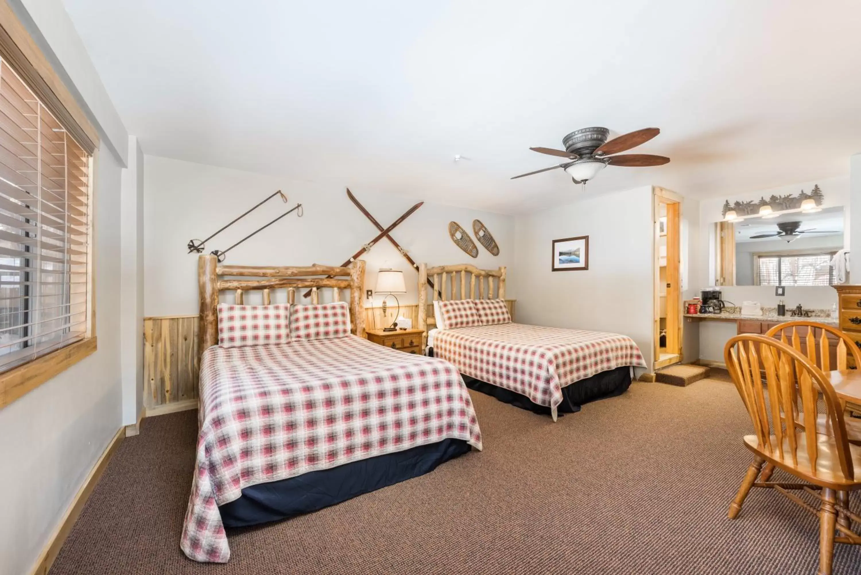 Bedroom, Bed in 4 Seasons Inn on Fall River