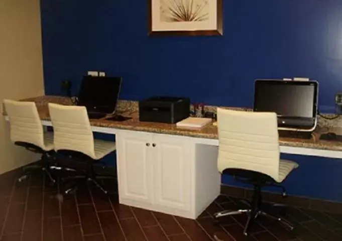 Business facilities in Comfort Suites near Tanger Outlet Mall