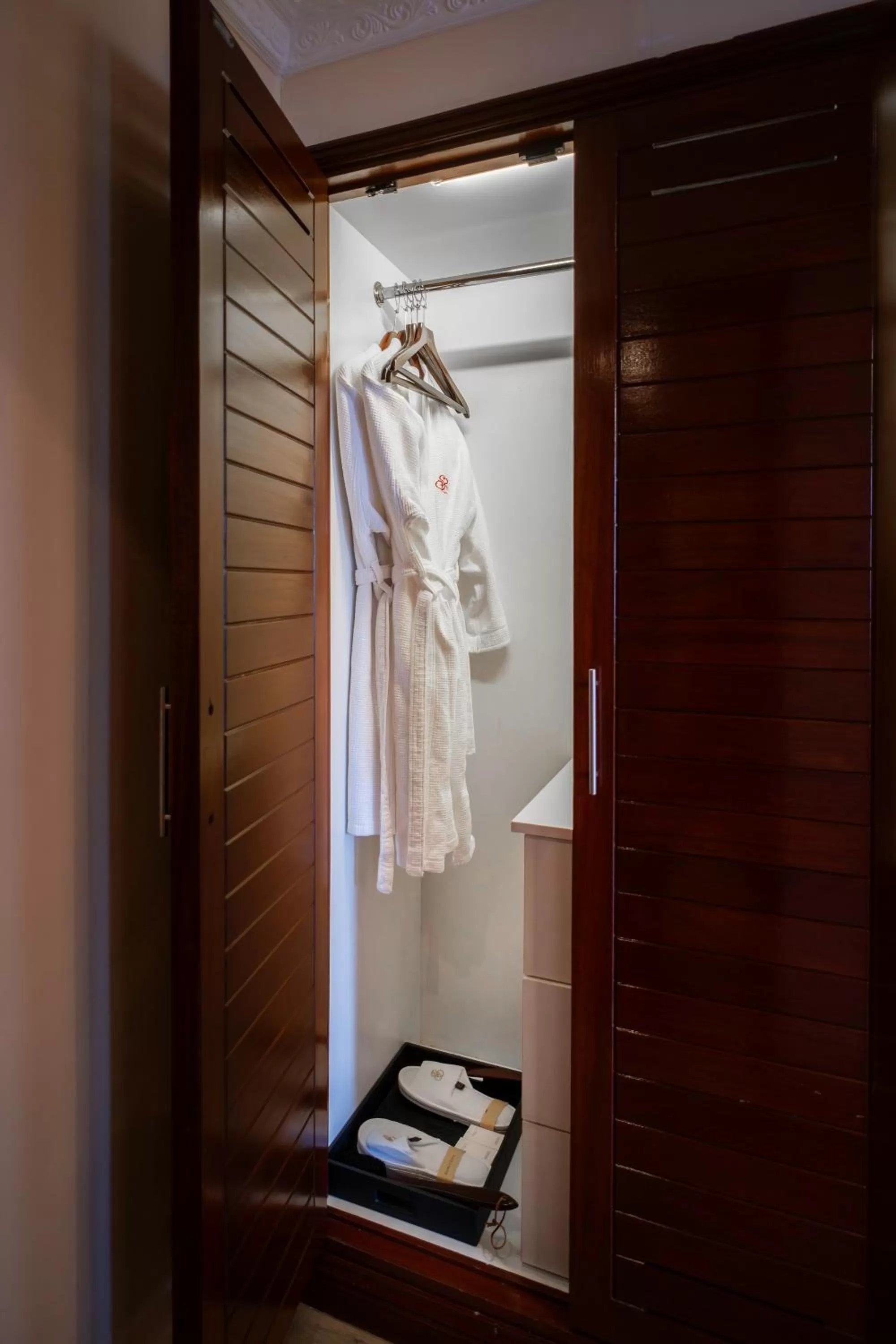wardrobe in Sarova Woodlands Hotel and Spa