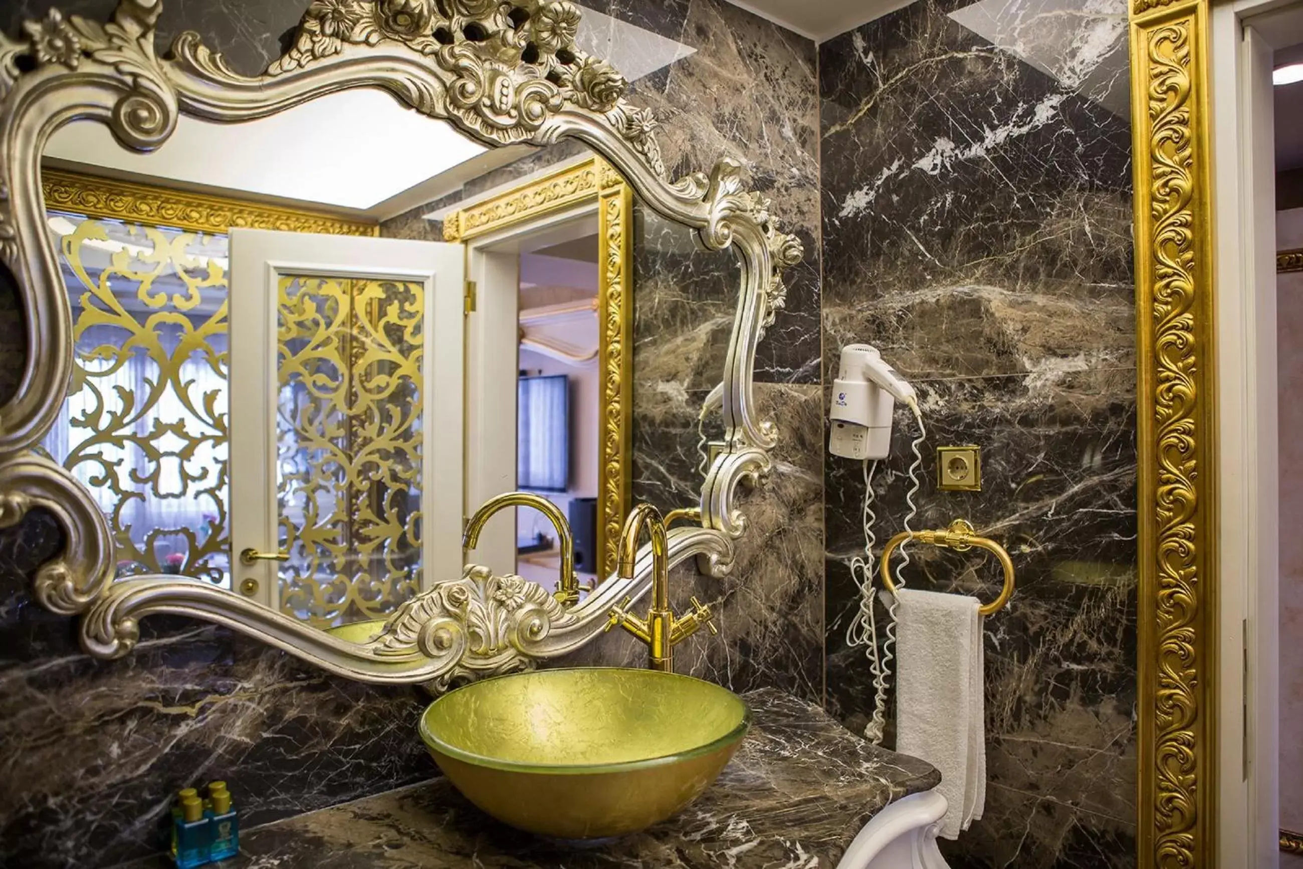 Decorative detail, Bathroom in Hotel Buyuk Hamit