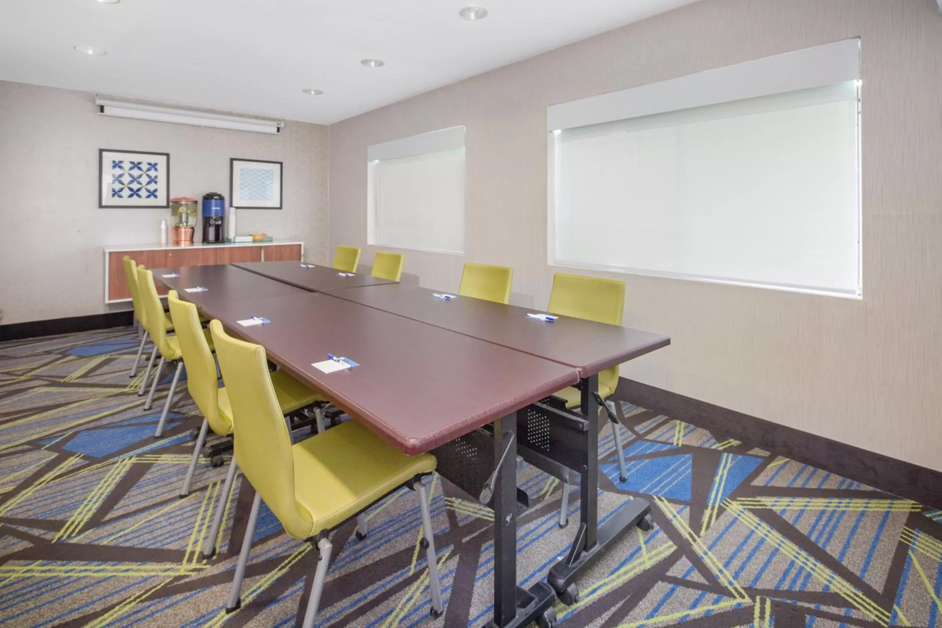 Meeting/conference room in Holiday Inn Express Hotel & Suites Bishop, an IHG Hotel