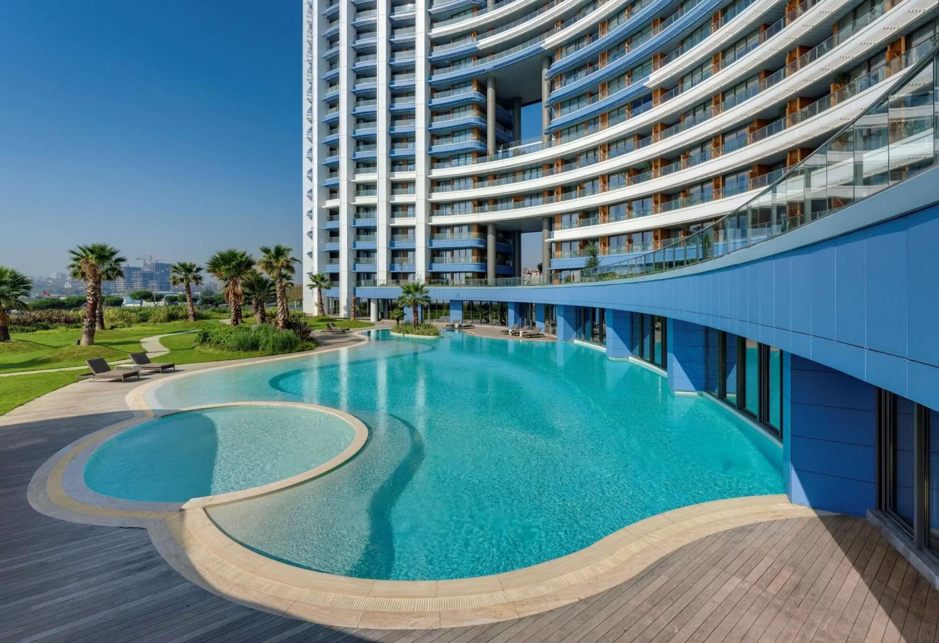 Activities, Swimming Pool in Radisson Blu Hotel Istanbul Ottomare