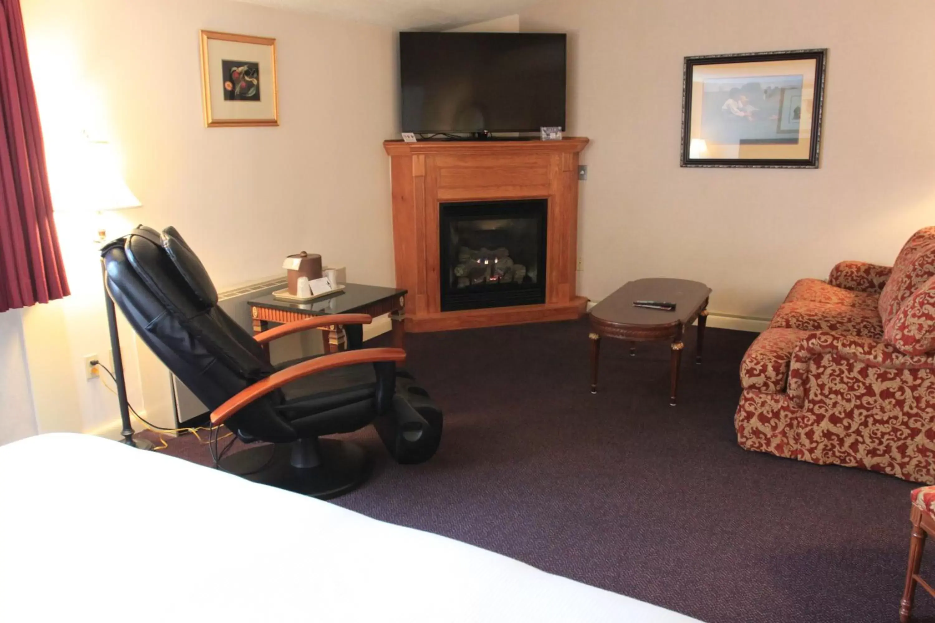 TV and multimedia, TV/Entertainment Center in Fireside Inn & Suites Waterville