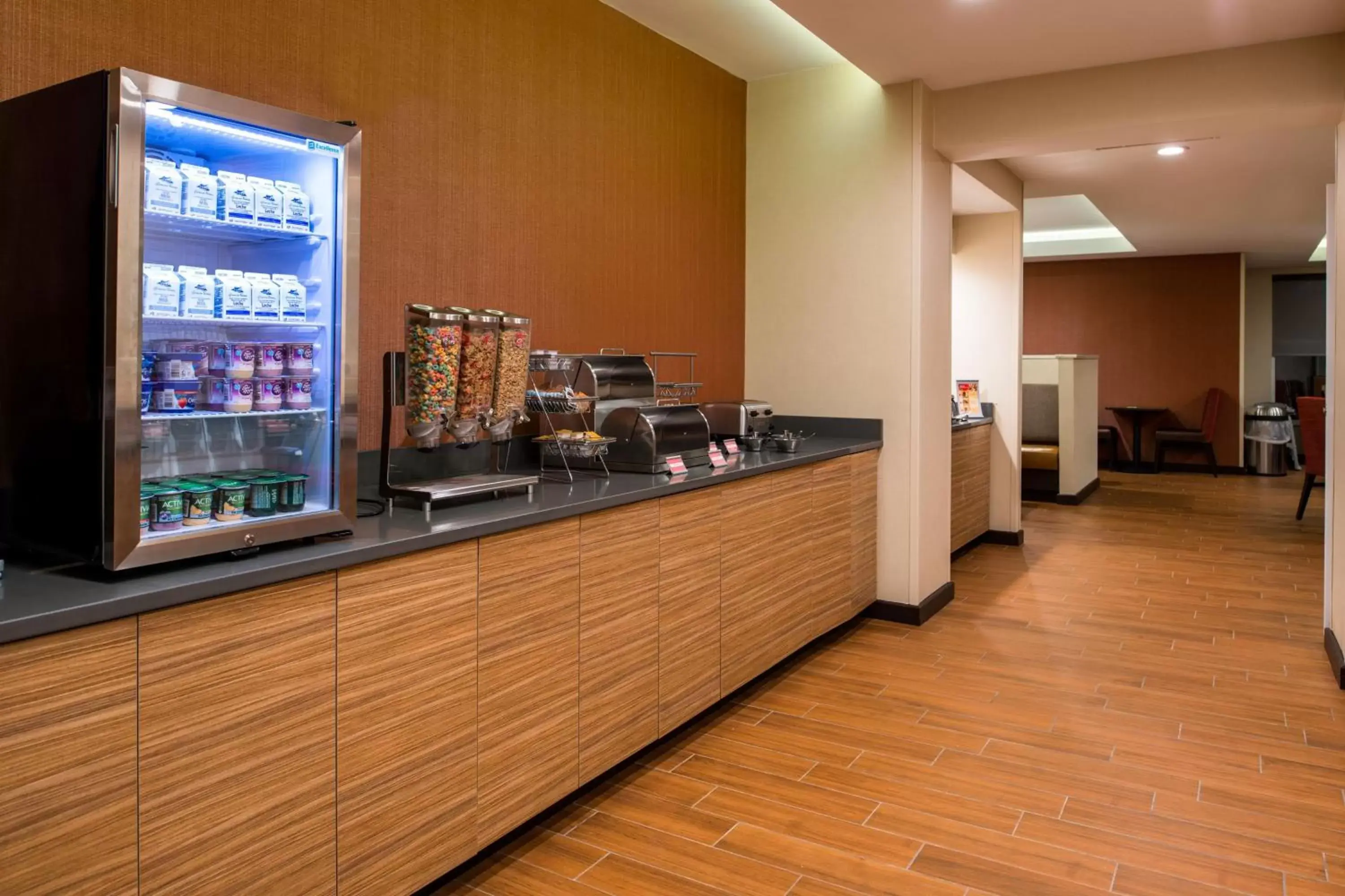Breakfast in TownePlace Suites by Marriott Charleston-West Ashley