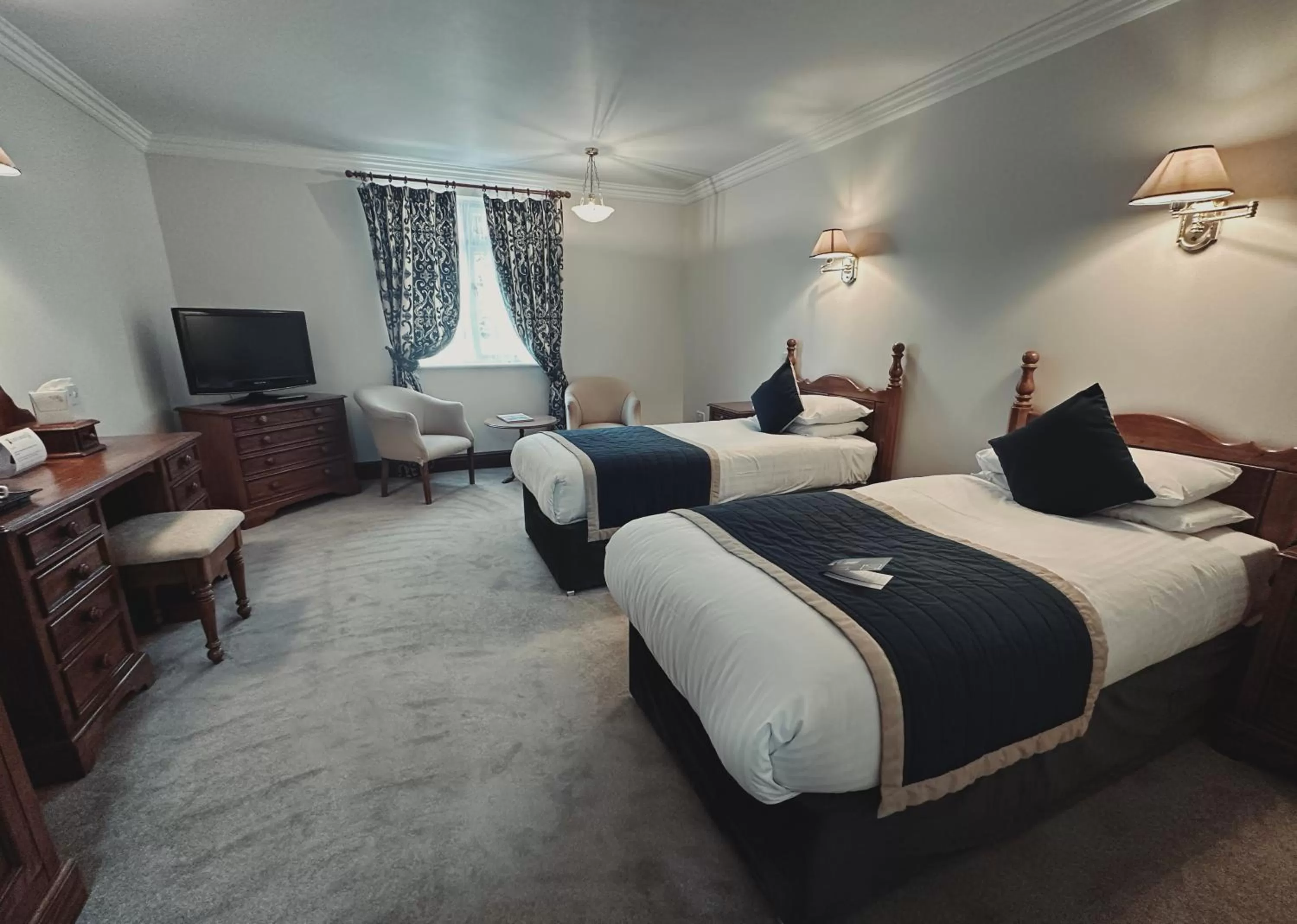 Bedroom, Bed in Cave Castle Hotel