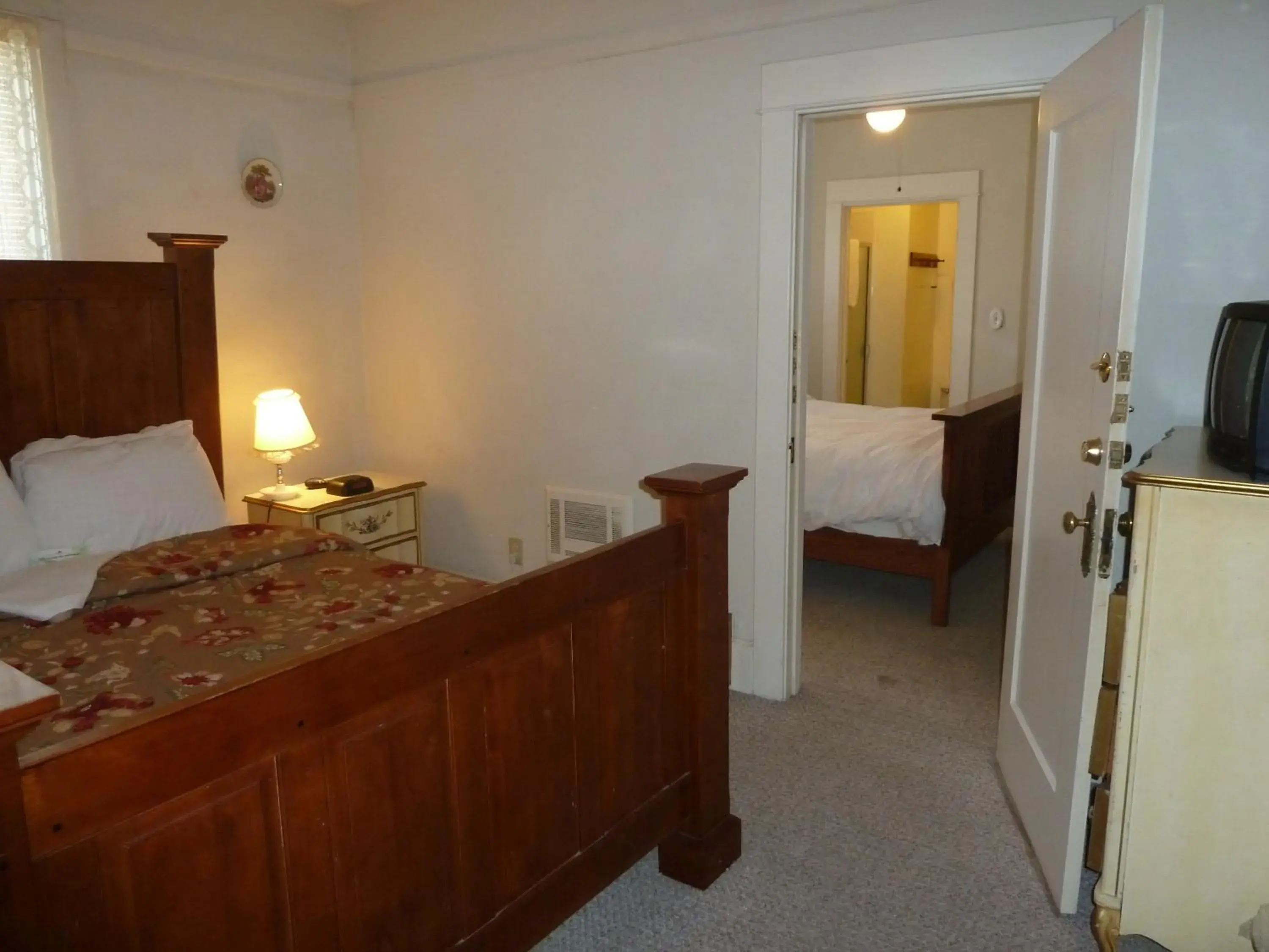 Photo of the whole room, Bed in Americas Best Value Inn Royal Carriage