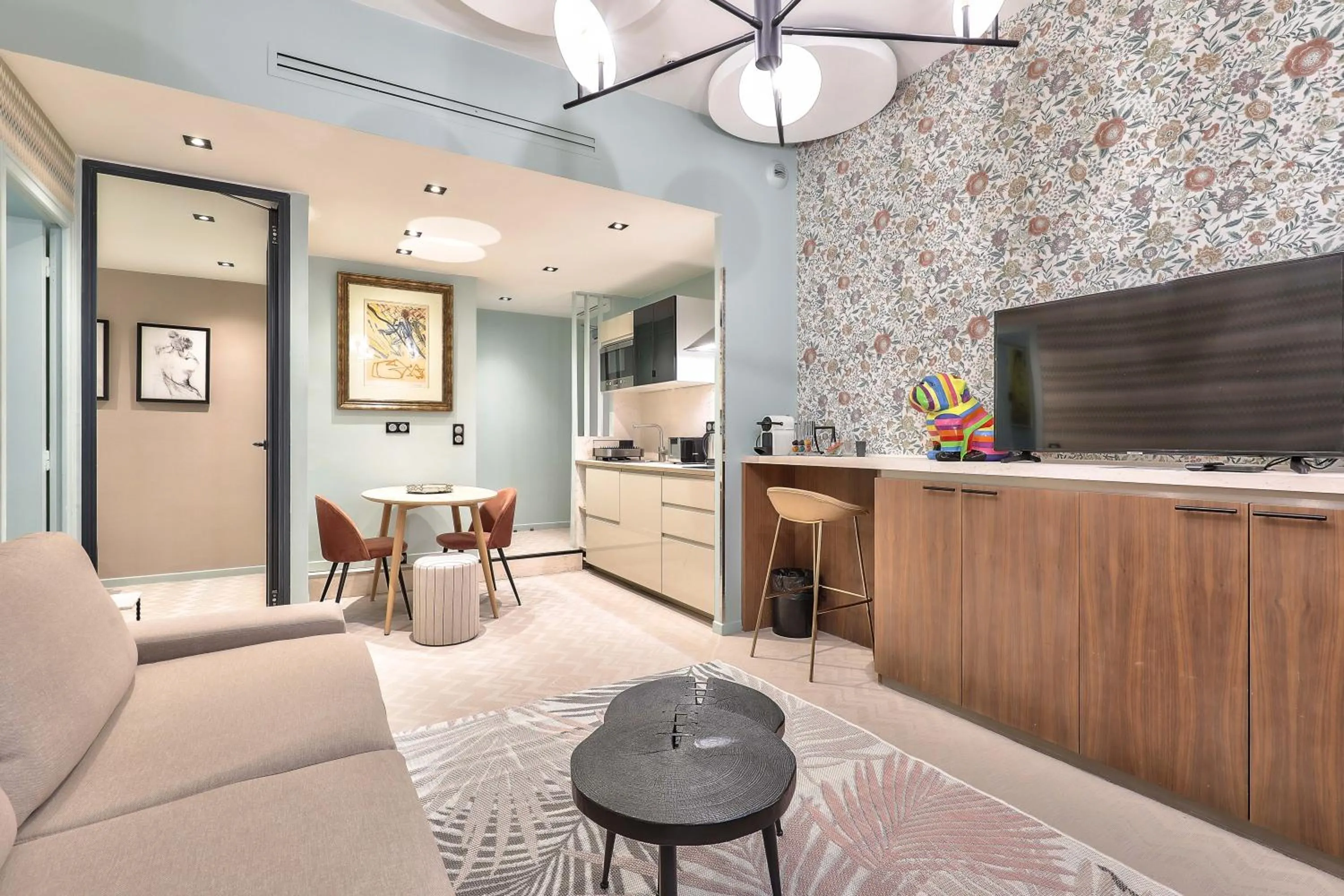 Dining area in Hotel 33 Marbeuf