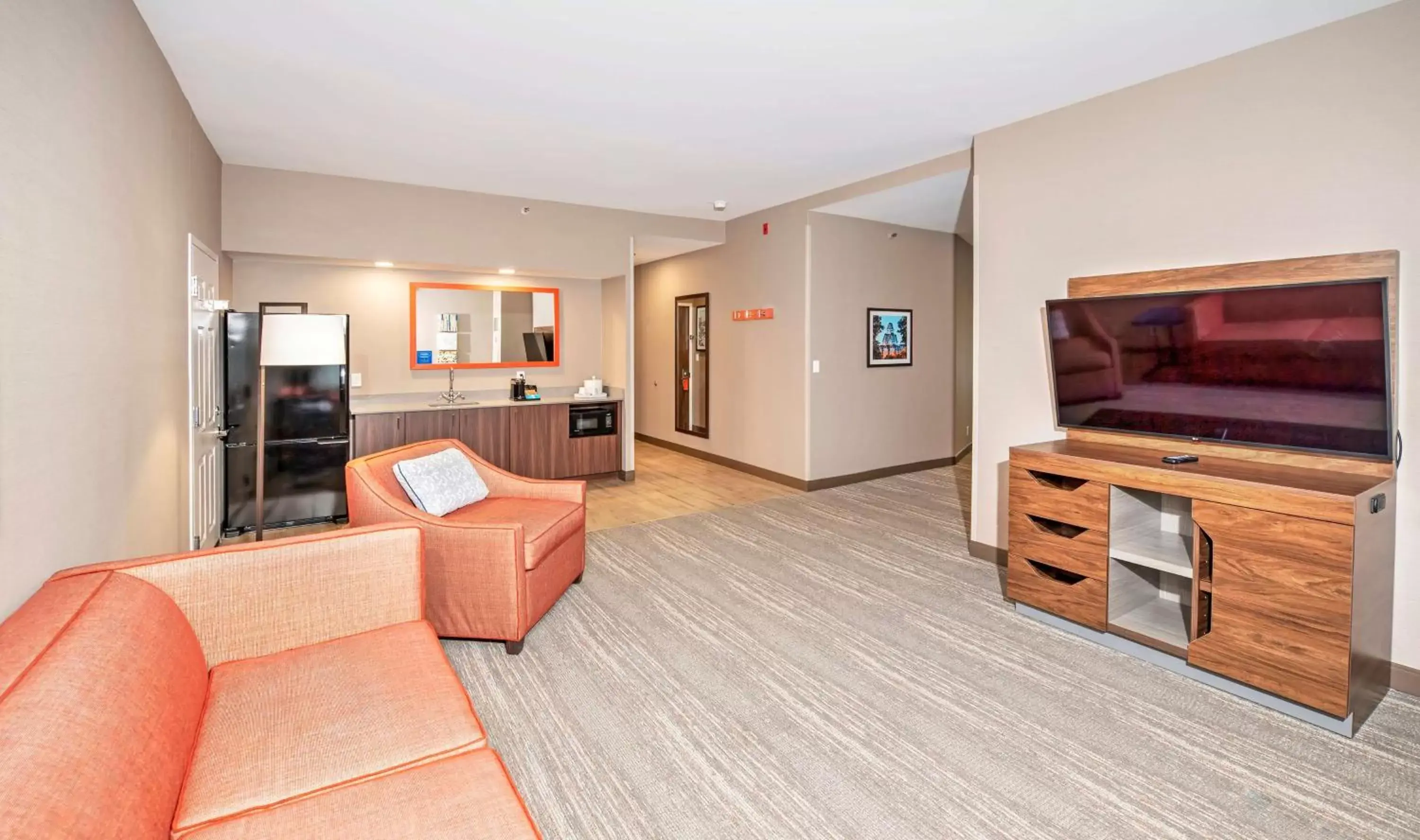 Living room, Seating Area in Hampton by Hilton Ottawa