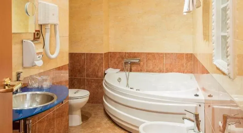 Toilet, Bathroom in Hotel Real de Castilla