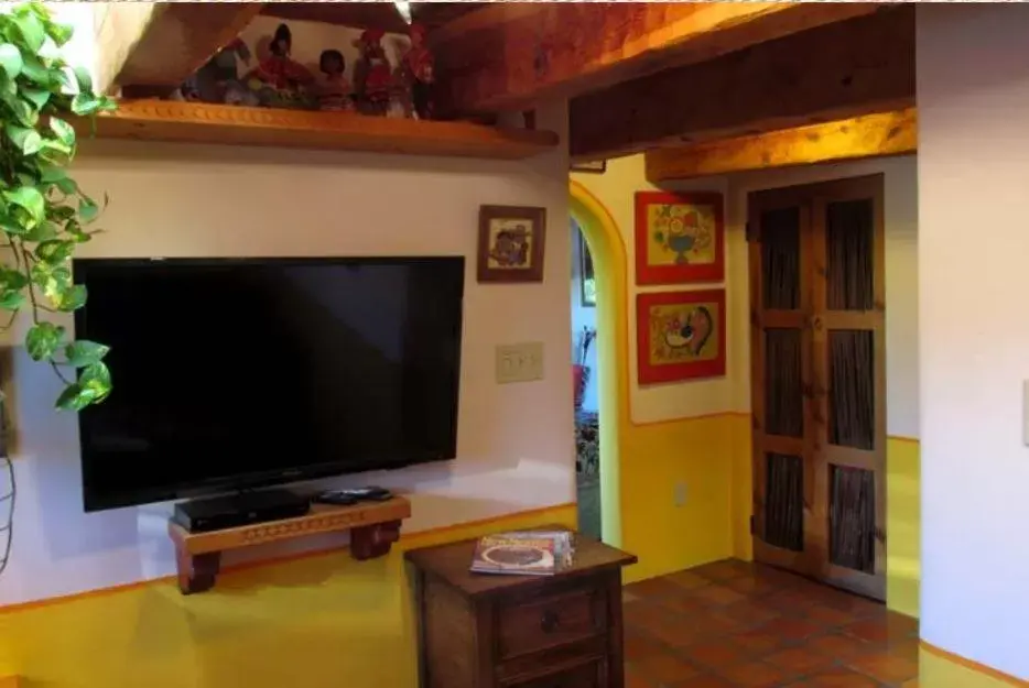 TV/Entertainment Center in La Dona Luz Inn an Historic B&B