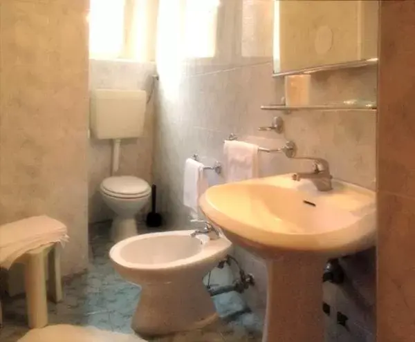Bathroom in Hotel Umbria