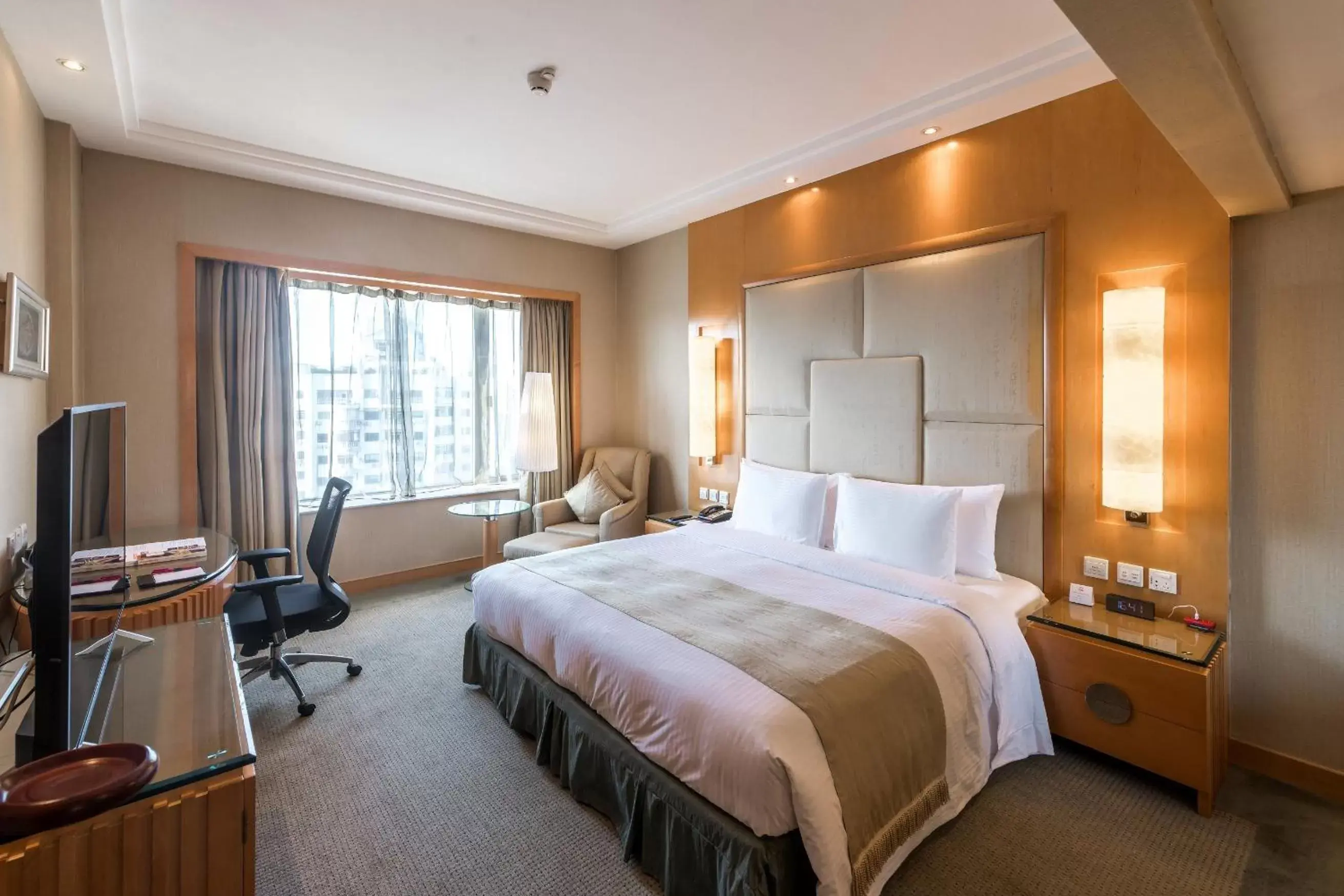 Bedroom, Bed in Crowne Plaza Shanghai, an IHG Hotel