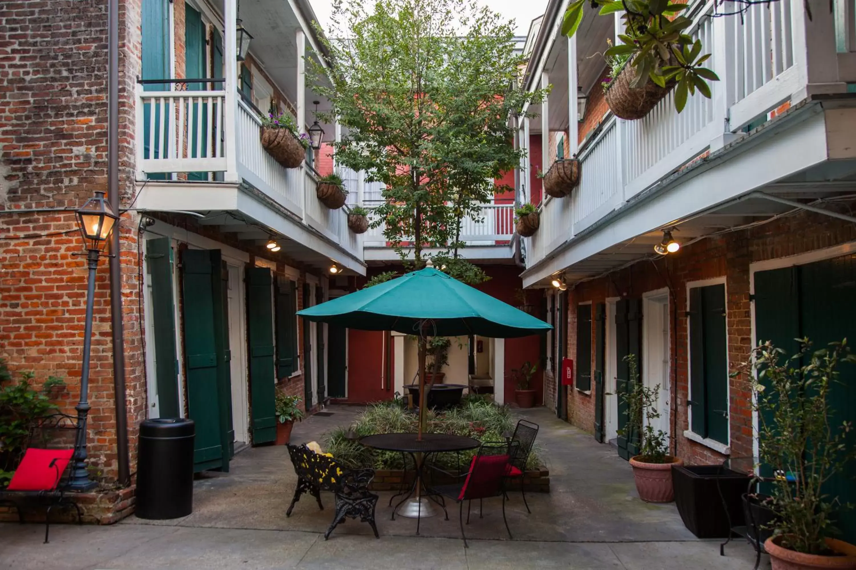 Patio, Restaurant/Places to Eat in Hotel St. Pierre French Quarter